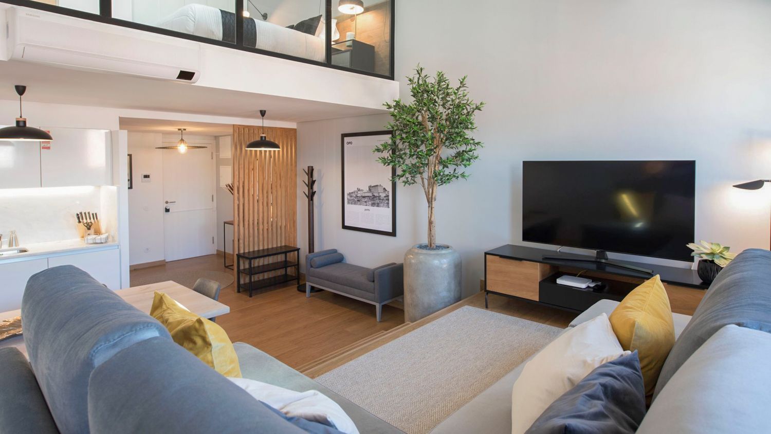 Palácio Dourado Herculano Lisboa: 1-Bedroom Duplex Loft with Spa Access in Historic Porto, Por