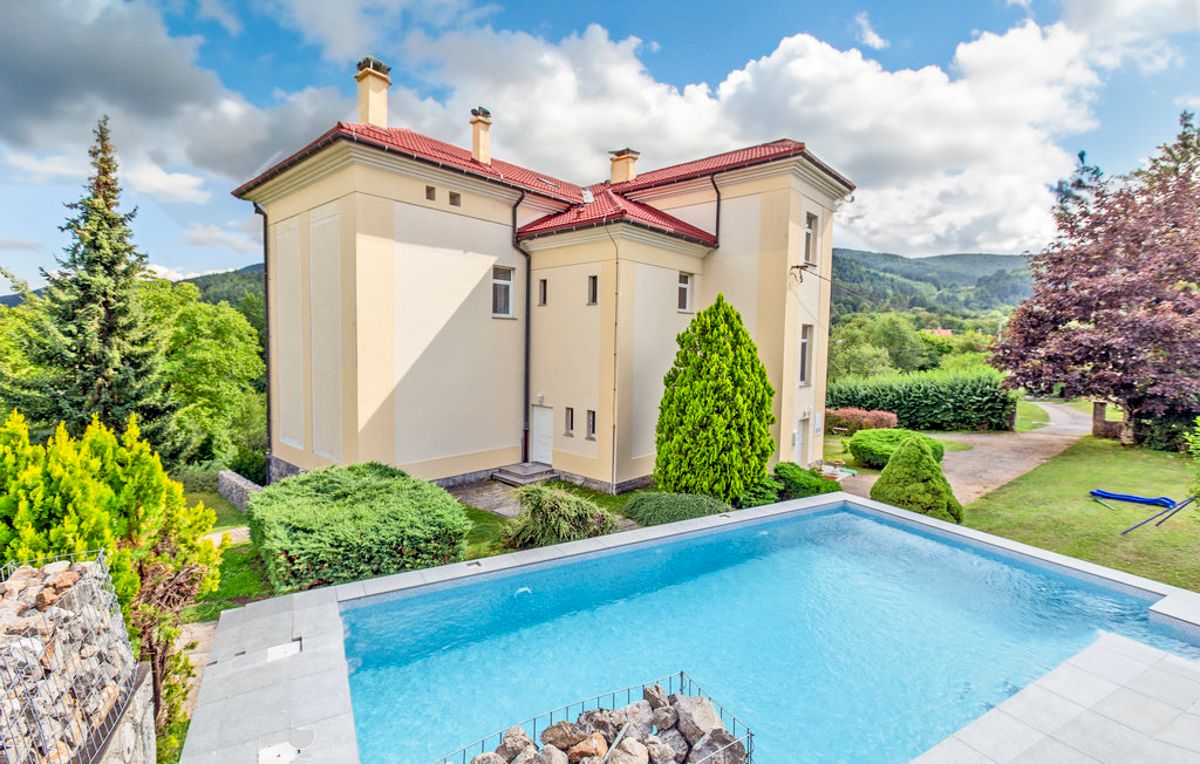 Vila Zlata Amais Slovenija: 5-Bedroom Countryside Retreat with Spa & Fireplace in Rural