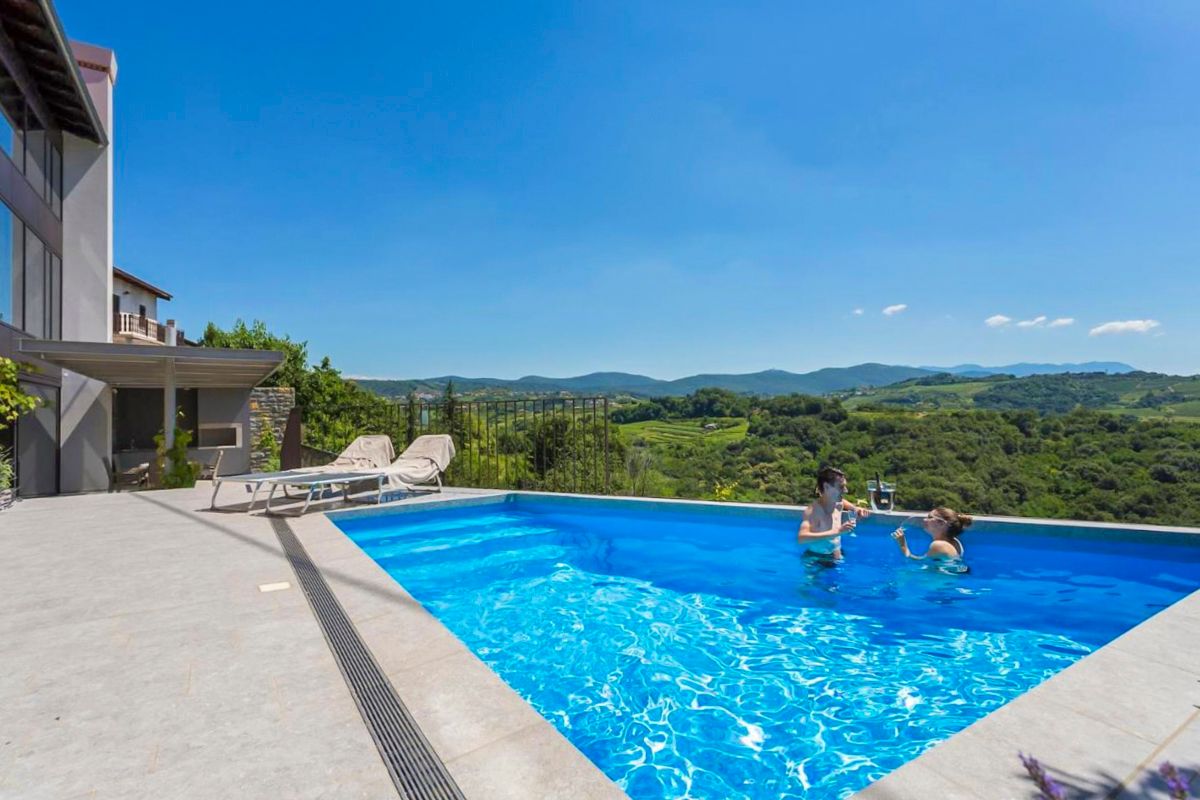 Vila Zlata Medana Brda: 3-Bedroom Hilltop Villa with Heated Pool and Sauna in Brda,