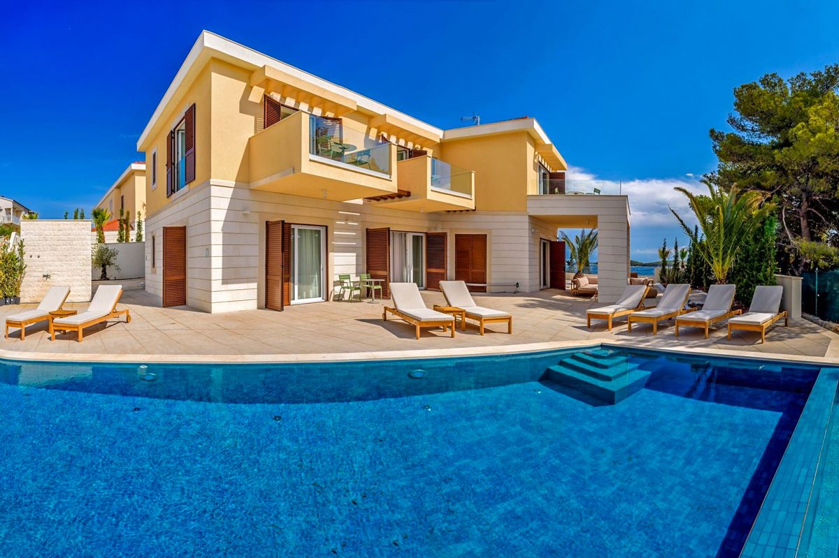 Vila Zlatna Palmižana Hvar: 5-Bedroom Beachfront Villa with Infinity Pool and Sea Views