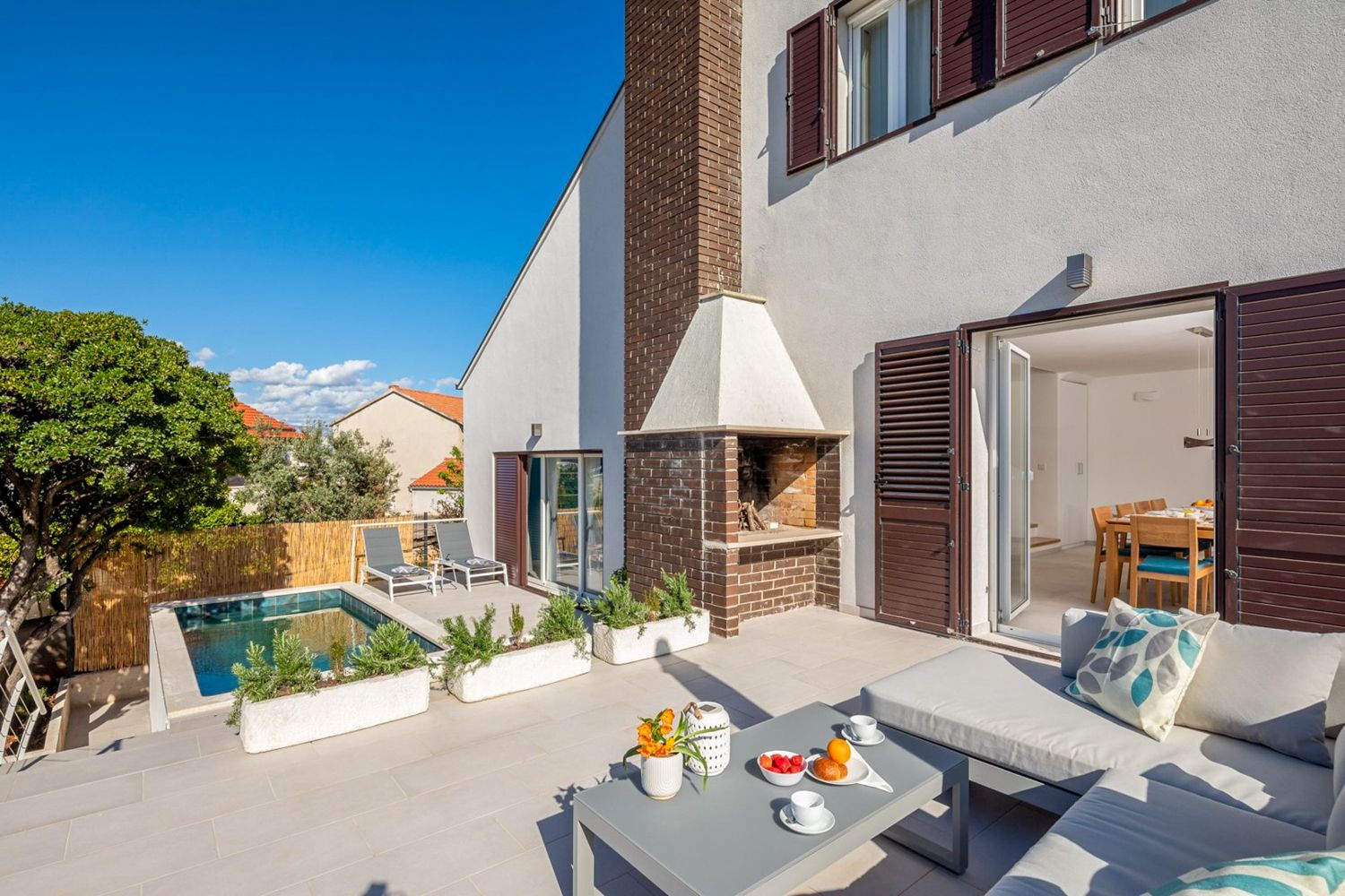 Vila Zlatna Put Supetar: 4-Bedroom Villa with Spa & Pool Steps from Supetar Beach, Br