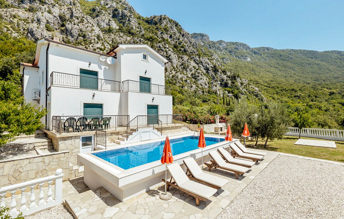 Vila Zlatna Zoah Montenegro: 4-Bedroom Bay of Kotor Views, Spa & Dual Living Units in Mon