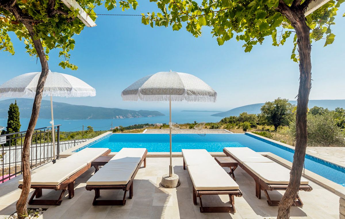 Vila Zlato Herceg-Novi Podi: 2-Bedroom Private Pool Villa with Adriatic Views in Podi, Mo