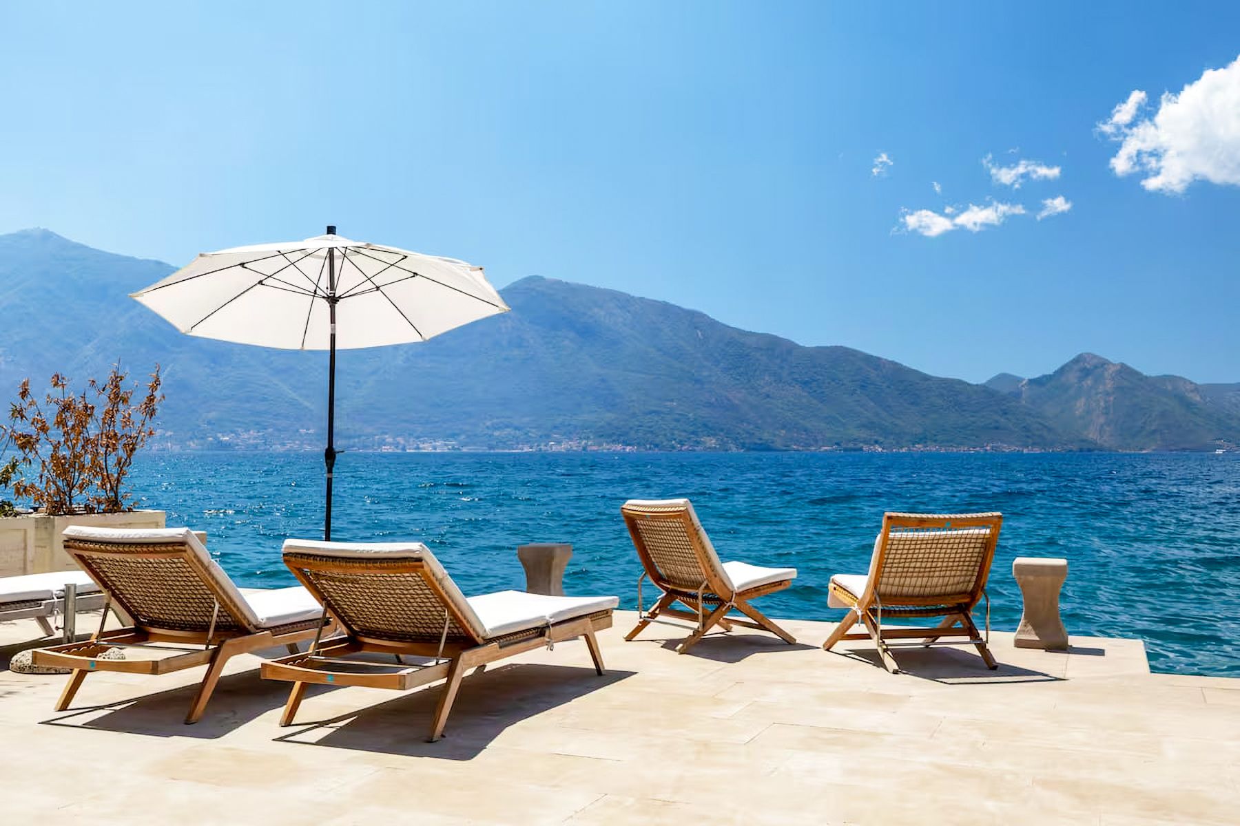 Vila Zlato Stoliv Kotor: 8-Bedroom Waterfront Villa with Direct Sea Access in Montene