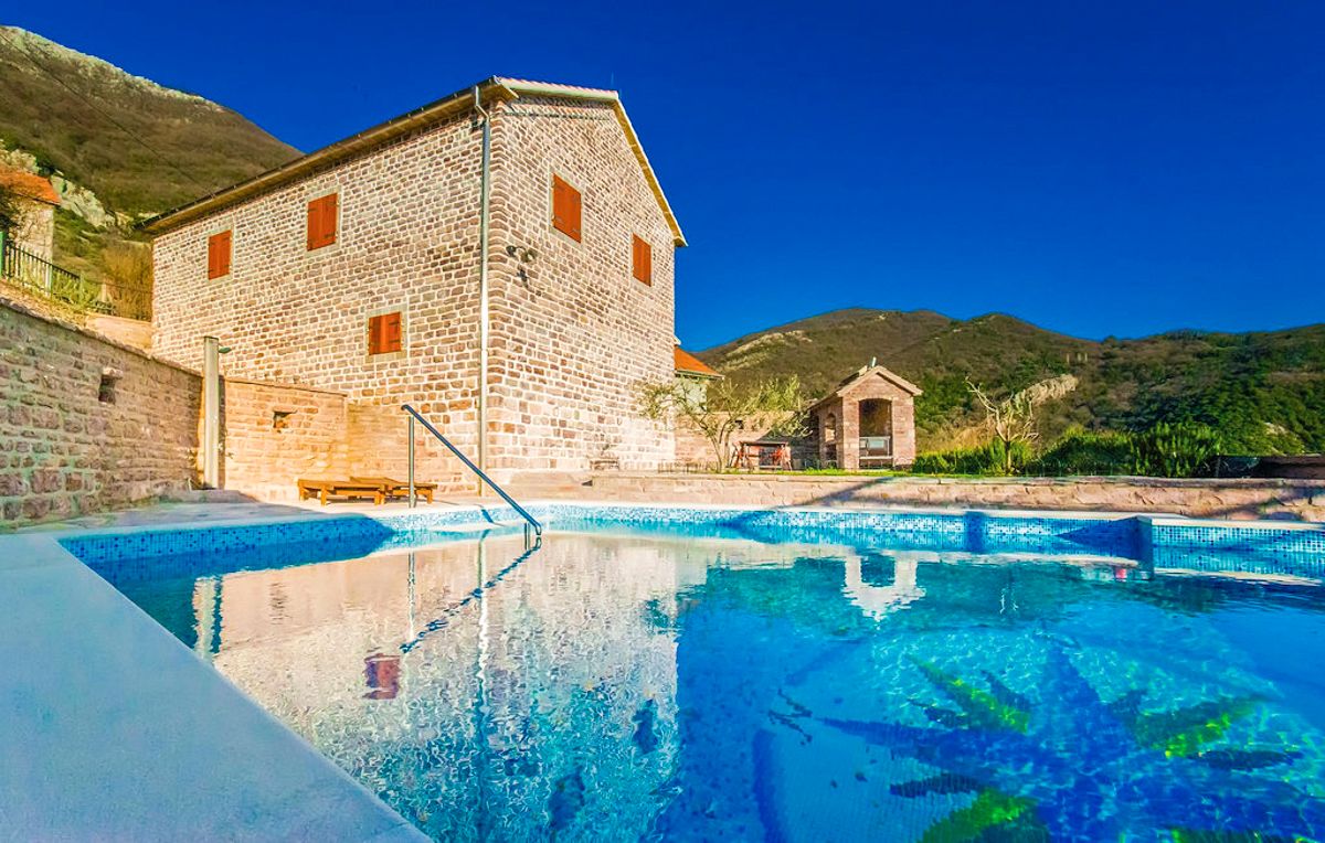 Vila Zlato Sveti Stefan Montenegro: 3-Bedroom Seaview Villa with Spa Near Porto Montenegro | Adr
