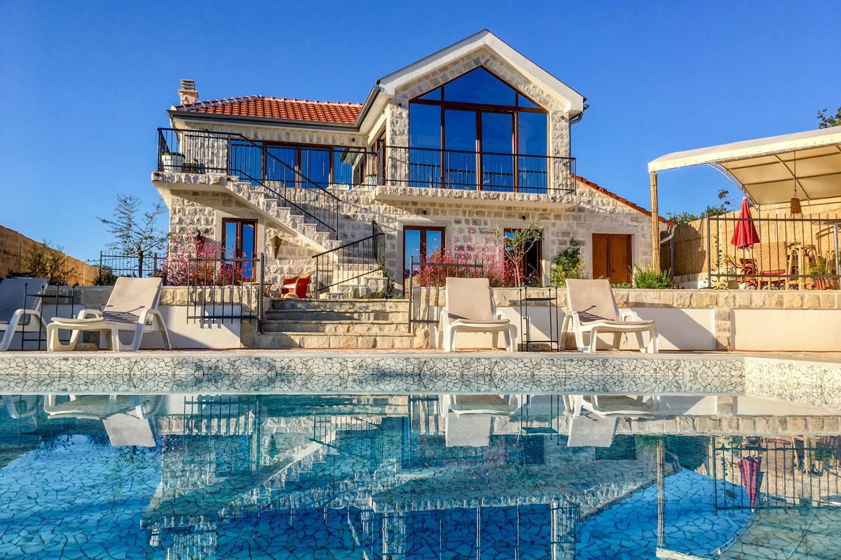 Vila Zlato Vrmac Bogišići: 3-Bedroom Infinity Pool Villa with Stunning Bay Views in Bog