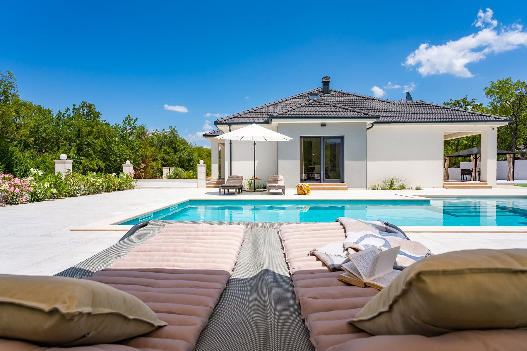 Vila Zvjezdana Proložac Imotski: 3-Bedroom Villa with Heated Pool, Spa & Mountain Views in Po