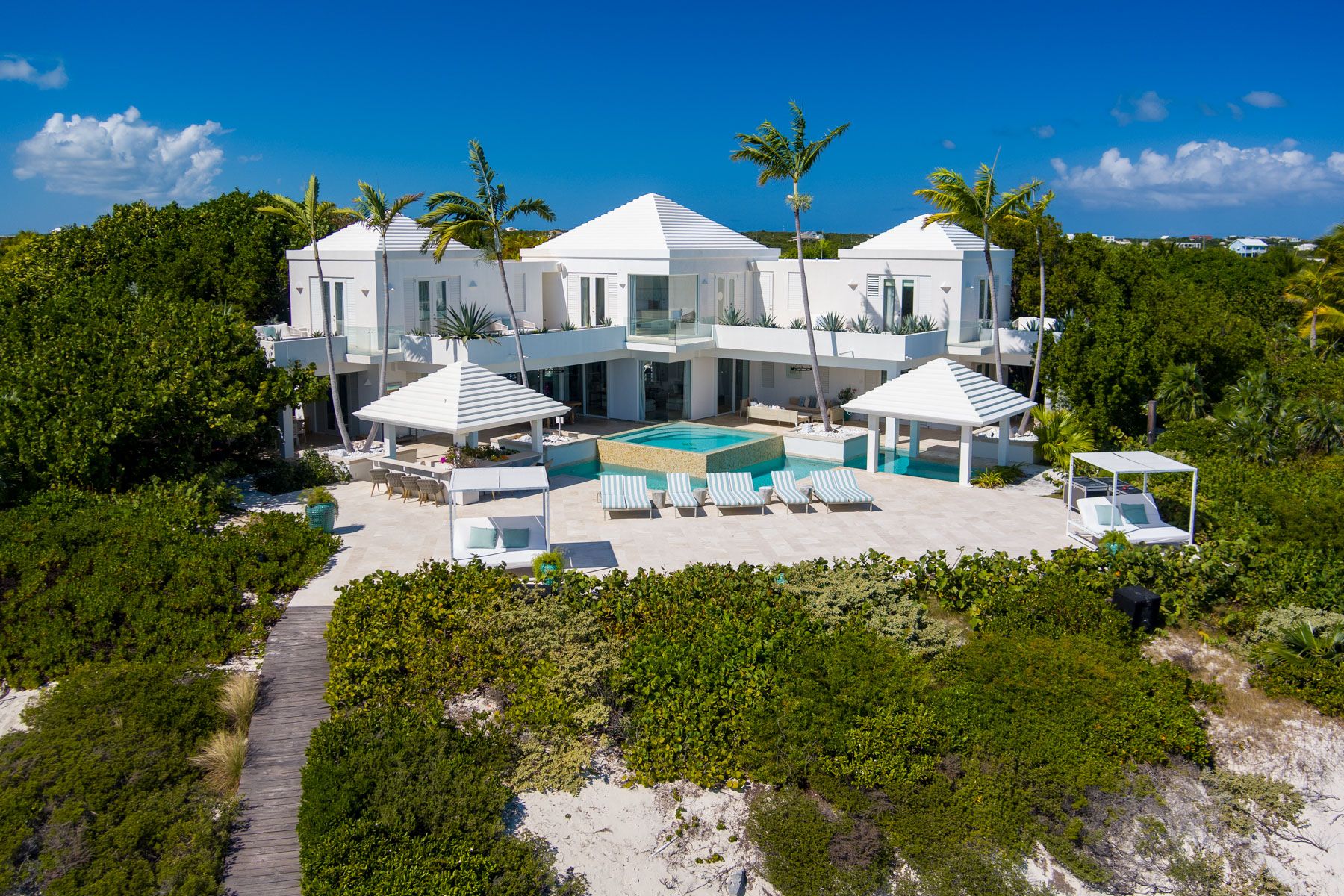 Villa Azur Ladija Caribbean: 7-Bedroom Beachfront Villa with Private Pool and Seaview in