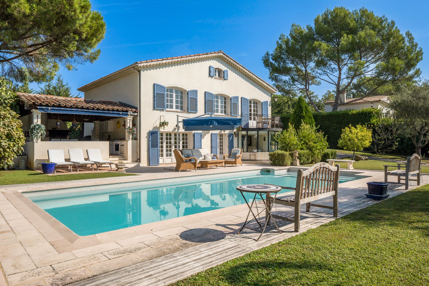 Villa Azuréenne Théoule Mandelieu: 4-Bedroom Villa with Heated Pool & Spa Near Mougins, French