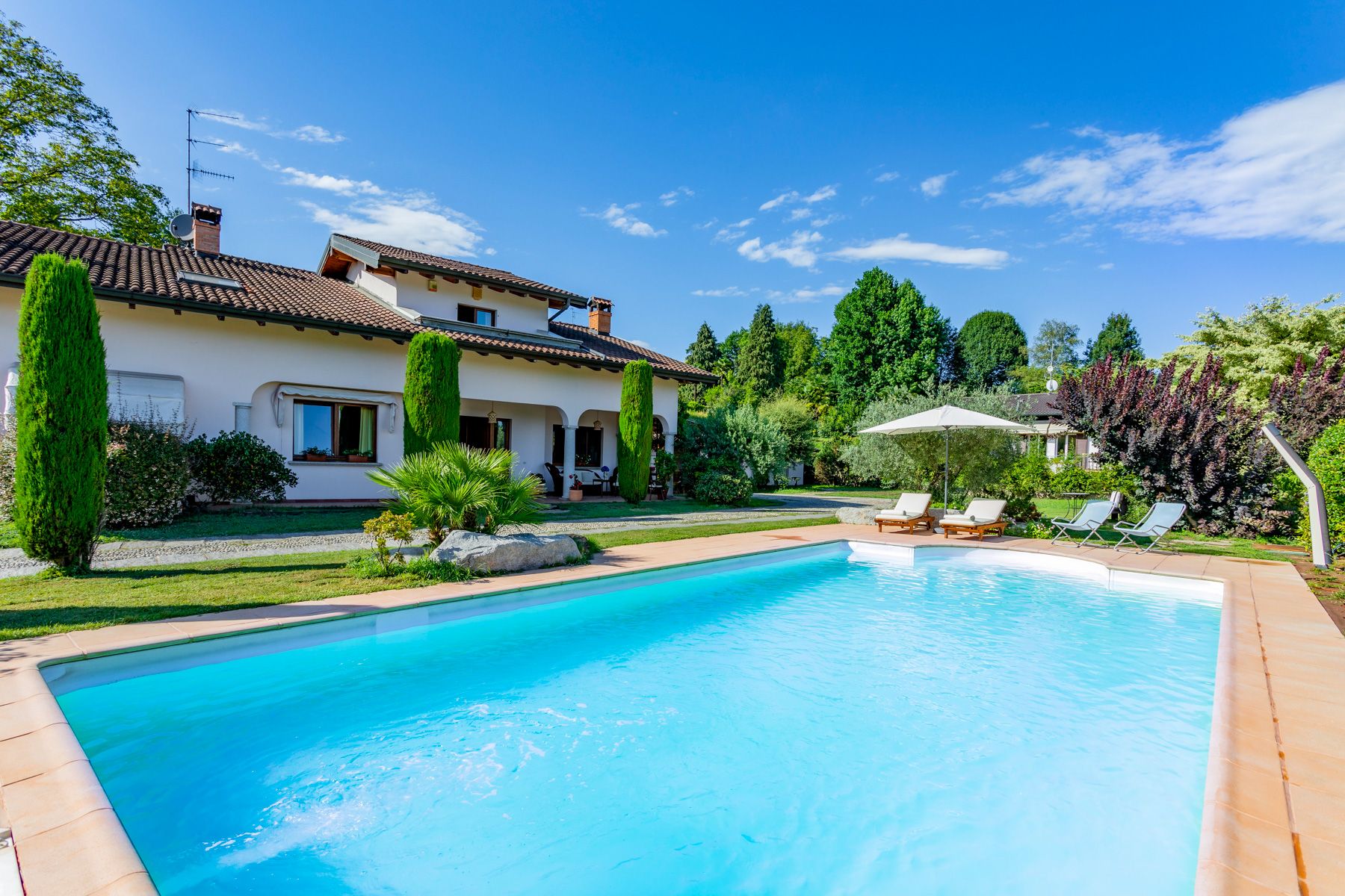 Villa Azzurra Schiranna Varese: 3-Bedroom Villa with Heated Pool, Hot Tub & Spa near Lake Ma