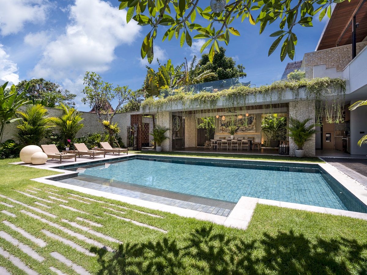 Villa Cahaya Tumbakbayuh Pererenan: 5-Bedroom Villa with Private Pool and Spa Near Pererenan Bea