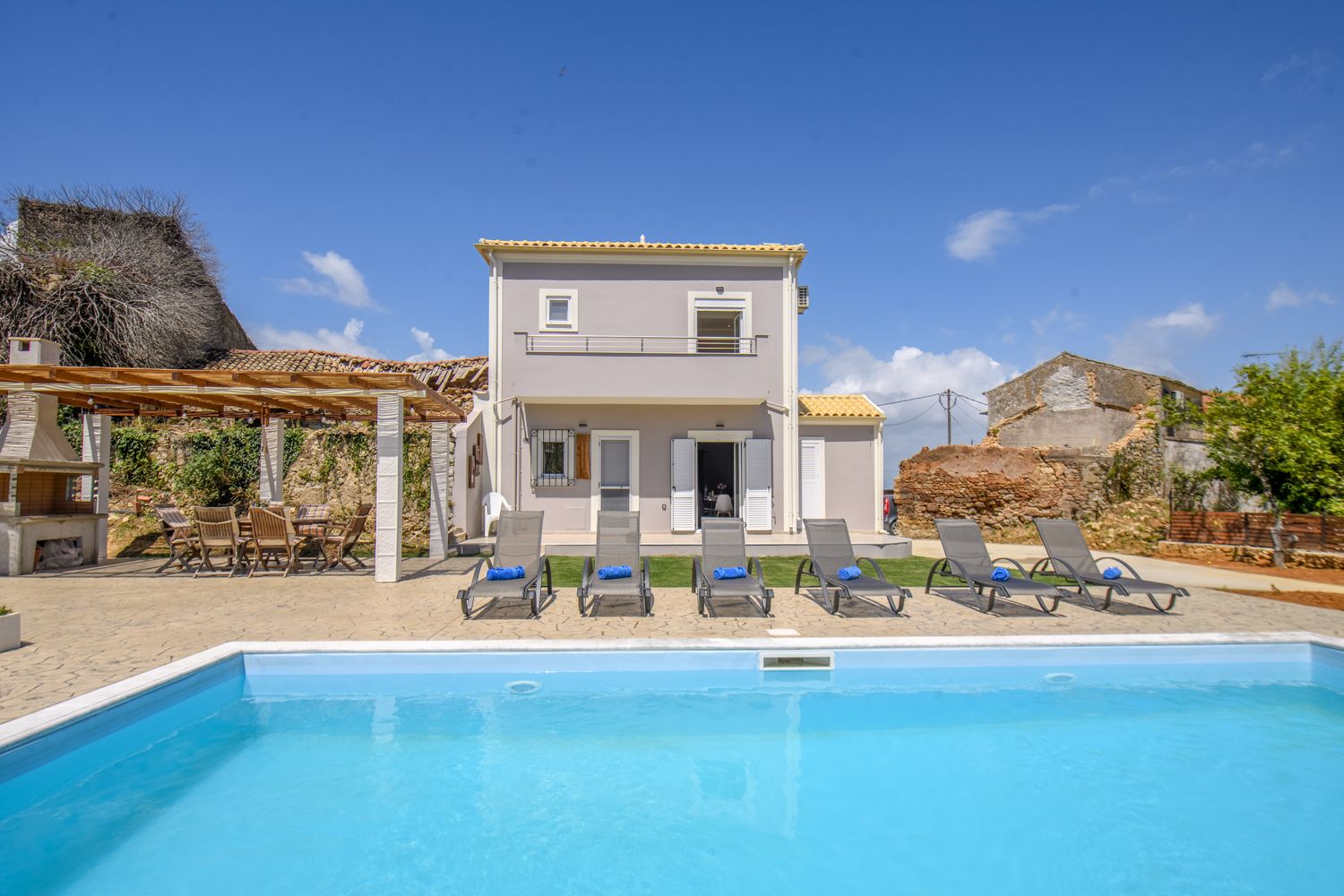 Villa Chrysafi Pontikonisi Corfu: 3-Bedroom Villa with Private Pool & Spa Near Corfu Town, Gre