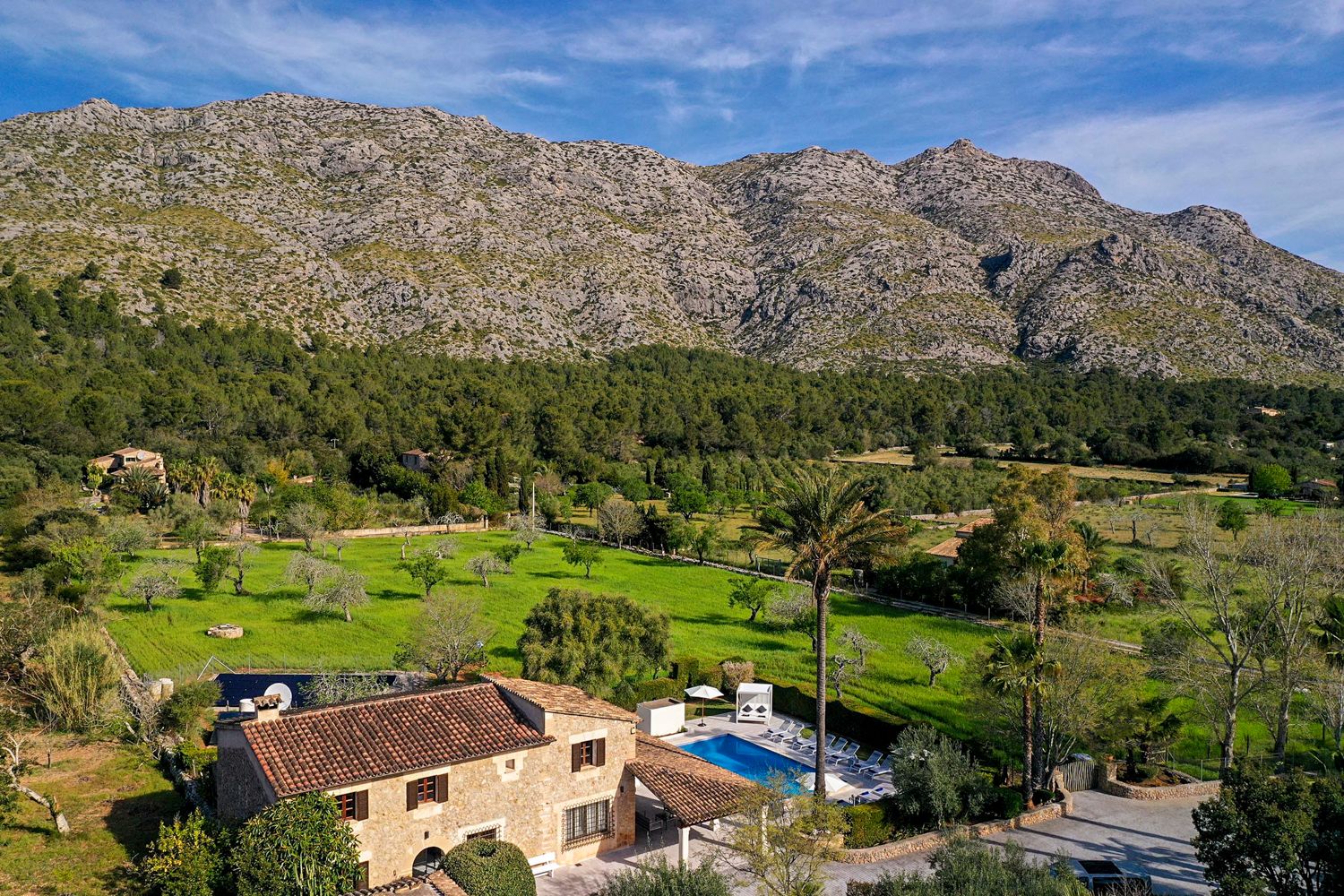 Villa Dorada Cornavaques Mallorca: 6-Bedroom Mountain View Villa with Spa & Pool in Cala Sant V