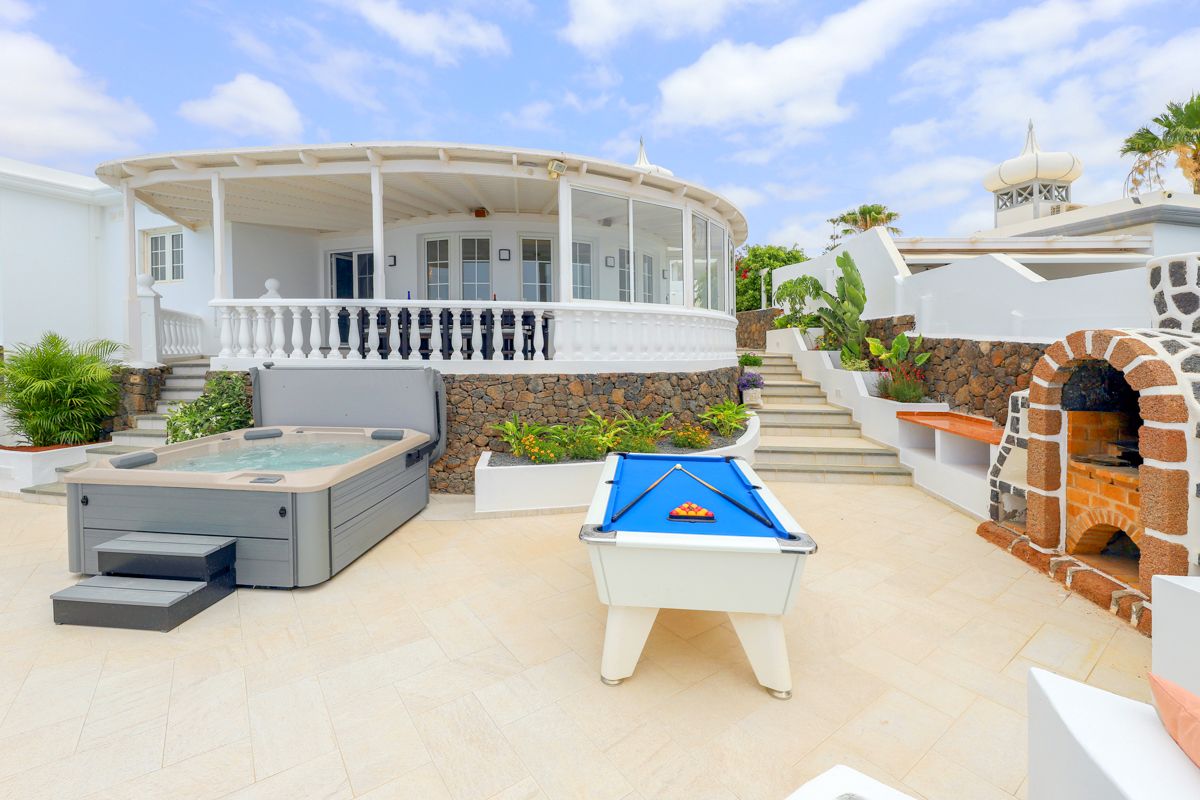 Villa Dorada Fariones Lanzarote: 4-Bedroom Villa with Heated Pool, Hot Tub & Spa in Puerto de