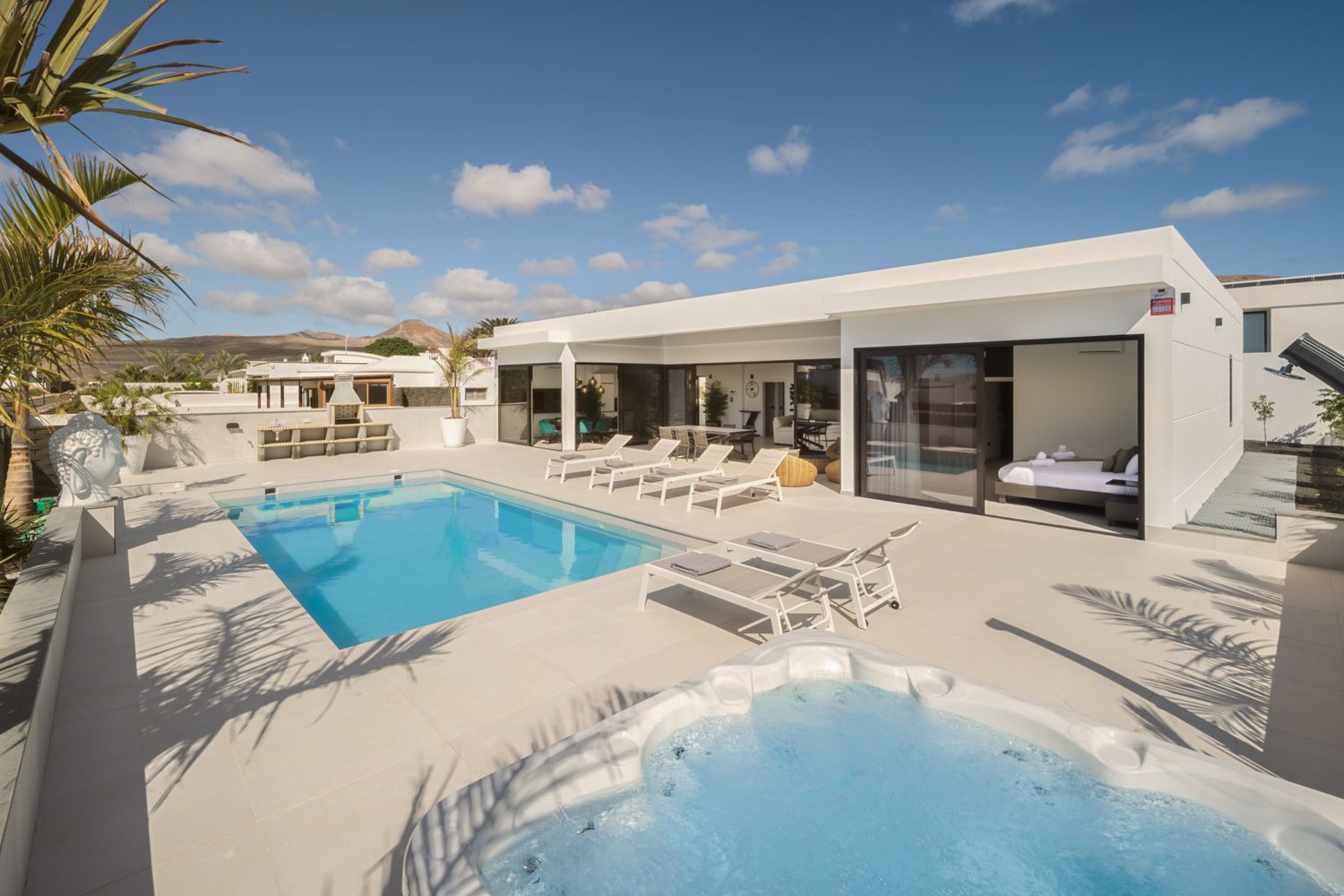 Villa Dorada Montaña Lanzarote: 3-Bedroom Villa with Heated Pool, Hot Tub & Marina Views in