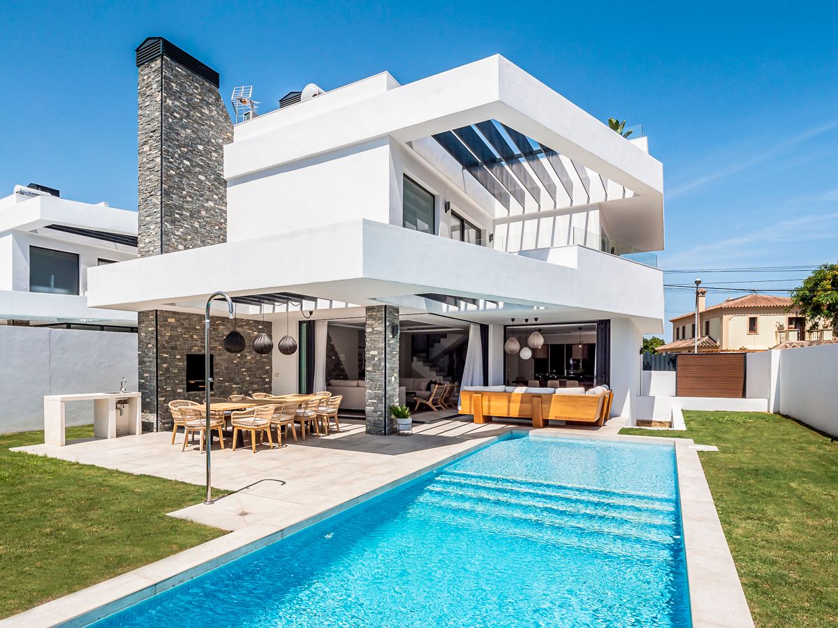 Villa Dorada Nagüeles Marbella: 4-Bedroom Villa with Heated Pool, Hot Tub & Spa Near Puerto