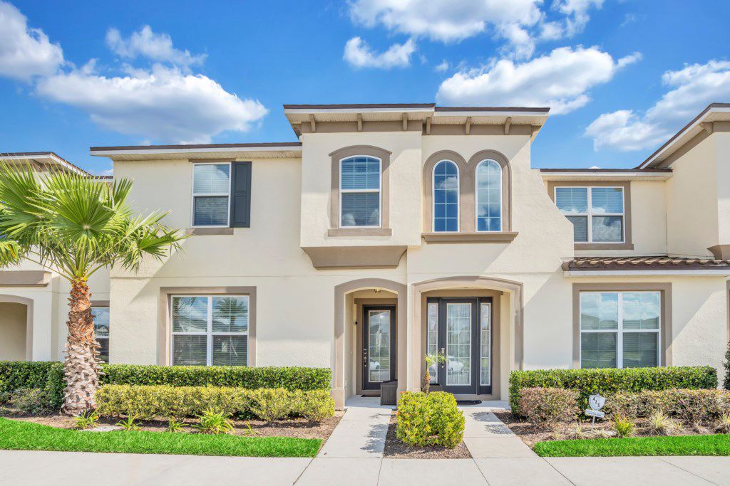 Villa Dorada Solara Kissimmee: 5-Bedroom Resort Villa with Pool Access Near Theme Parks in