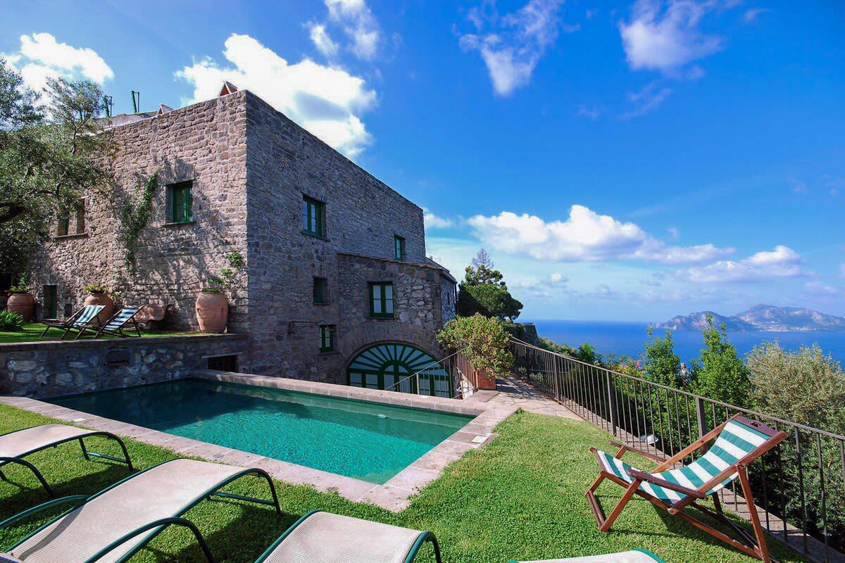 Villa Dorata Capo Sorrento: 5-Bedroom Clifftop Retreat with Panoramic Sea Views in Sorre