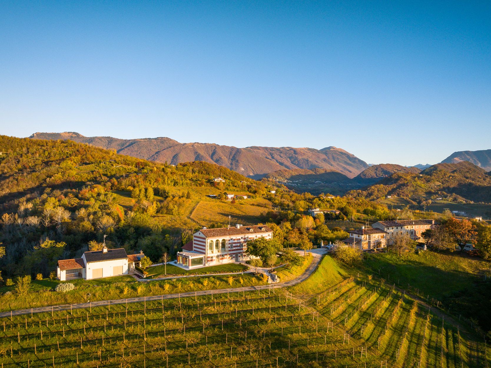 Villa Dorata Corbanese Conegliano: 5-Bedroom Country Estate in UNESCO Prosecco Hills with Spa a