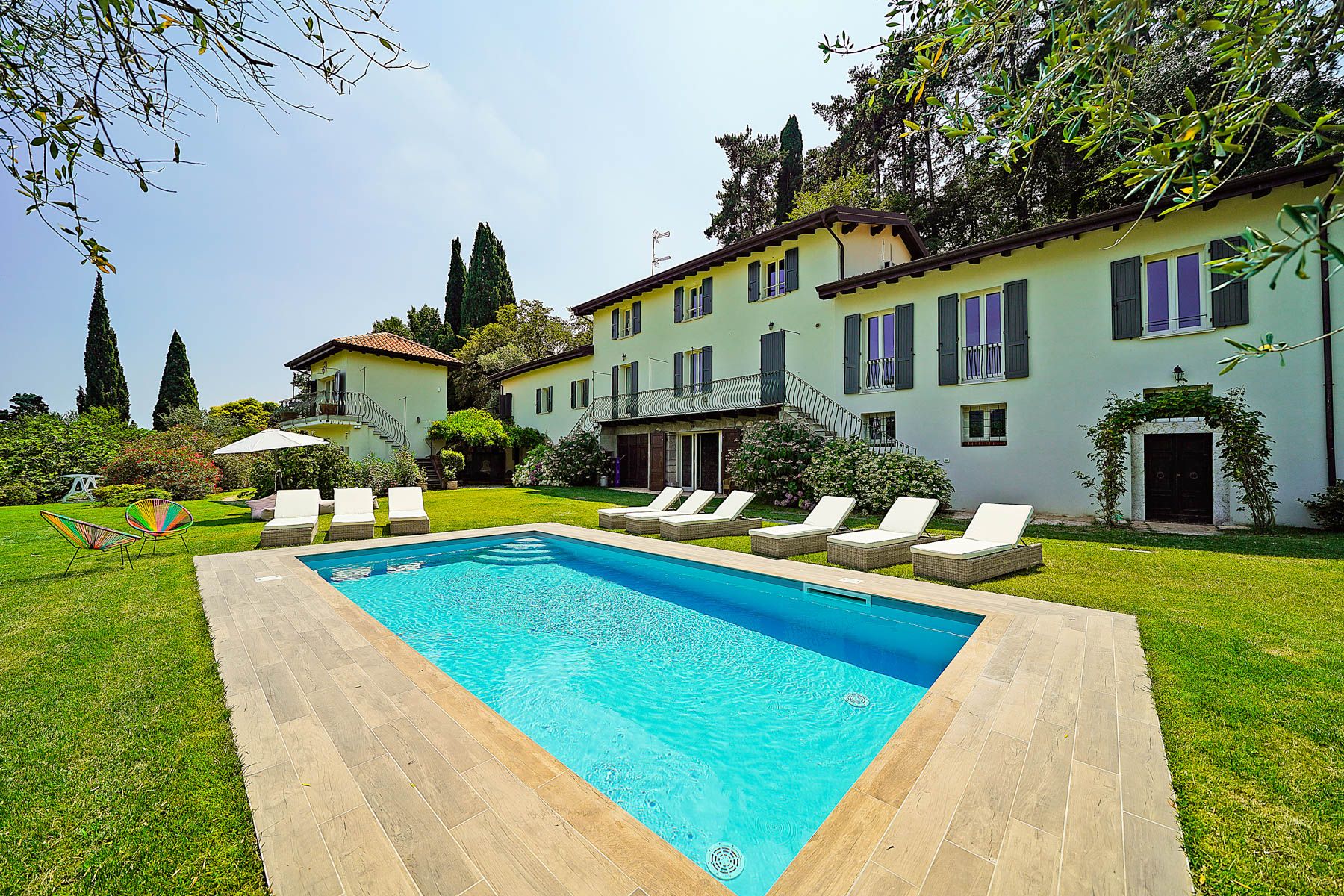 Villa Dorata Fasano Brescia: 7-Bedroom Countryside Retreat with Hot Tub and Lake Views in
