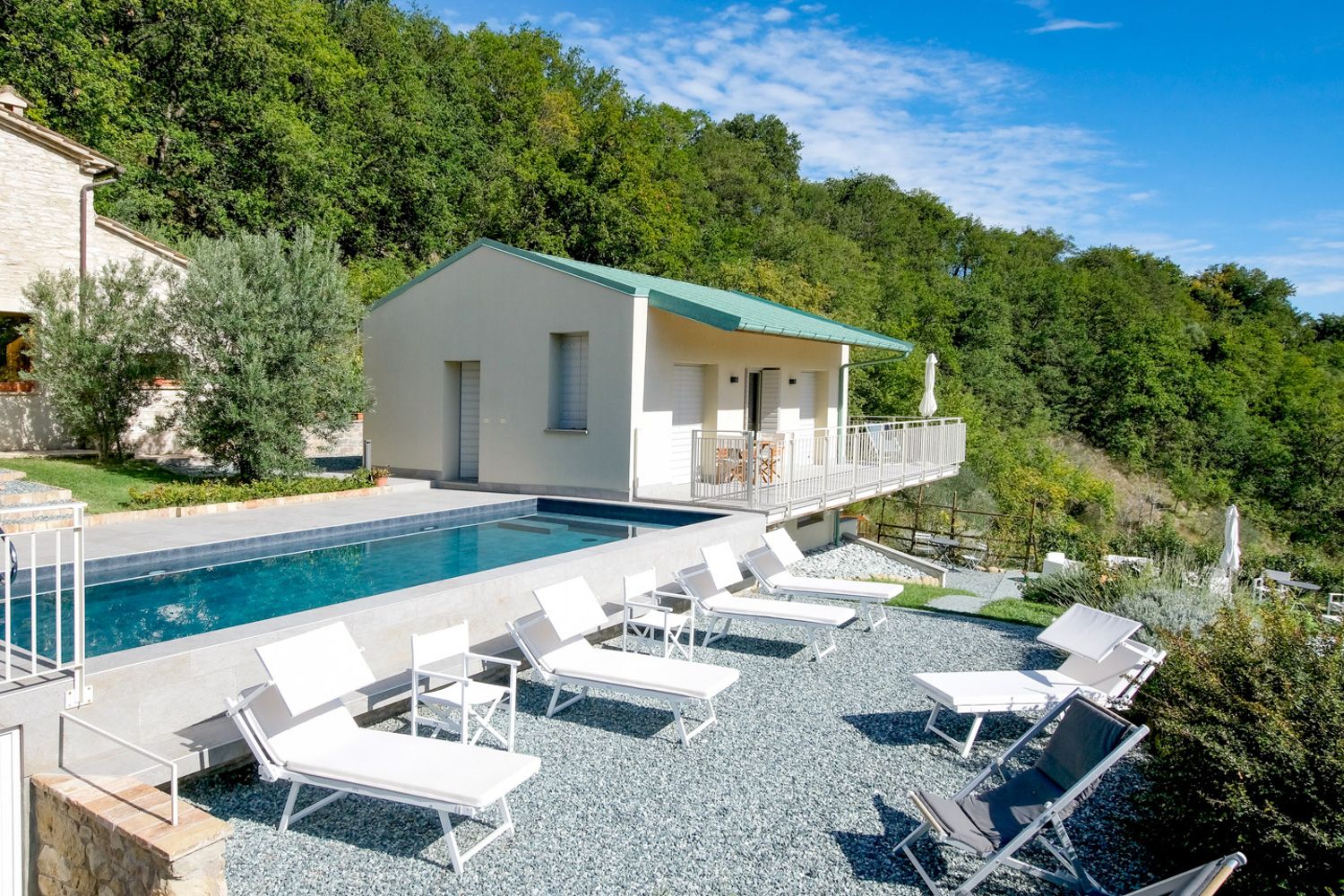 Villa Dorata Monterado Arcevia: 6-Bedroom Organic Farmhouse Villa with Pool and Hot Tub near