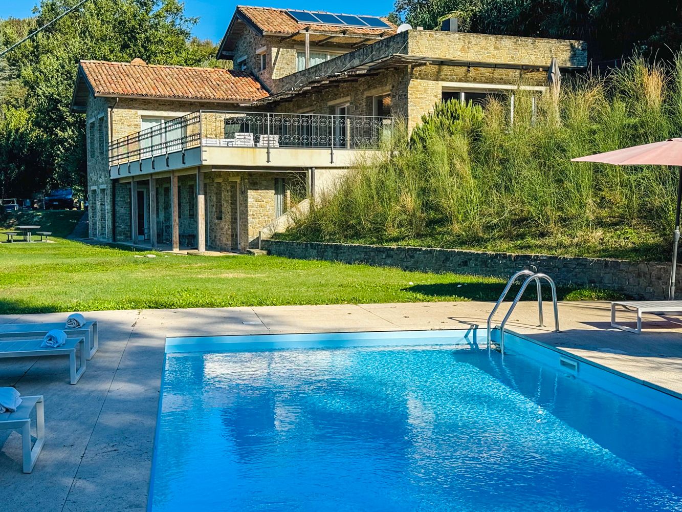 Villa Dorata Strevi Bistagno: 6-Bedroom Piedmont Stone Villa with Spa and Vineyard Views i