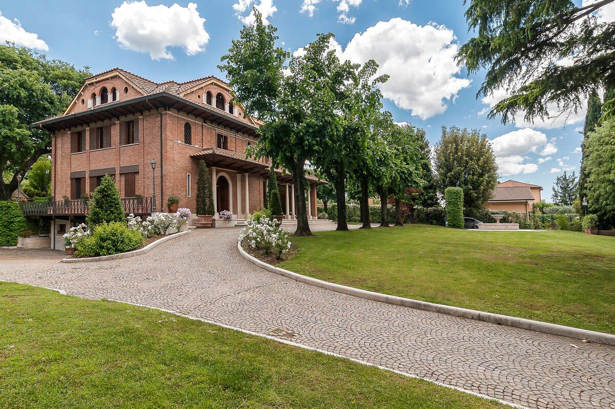 Villa Dorata Tuscolana Roma: 10-Bedroom Historic Estate with Private Grounds in Lazio, It