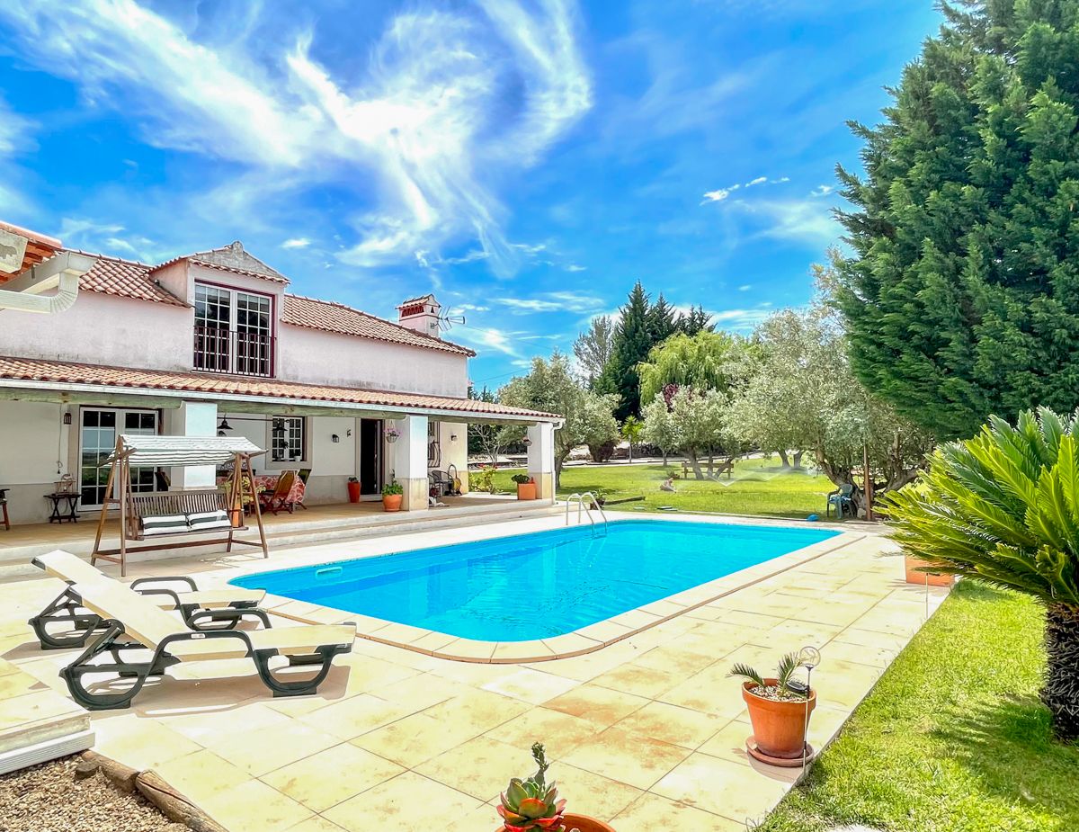 Villa Dourada Póvoa Portugal: 3-Bedroom Villa with Private Pool, Spa & Countryside Views i