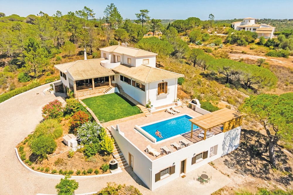 Villa Dourada Sesmarias Lagoa: 6-Bedroom Luxury Villa Rental in Lagoa with Pool and Algarve