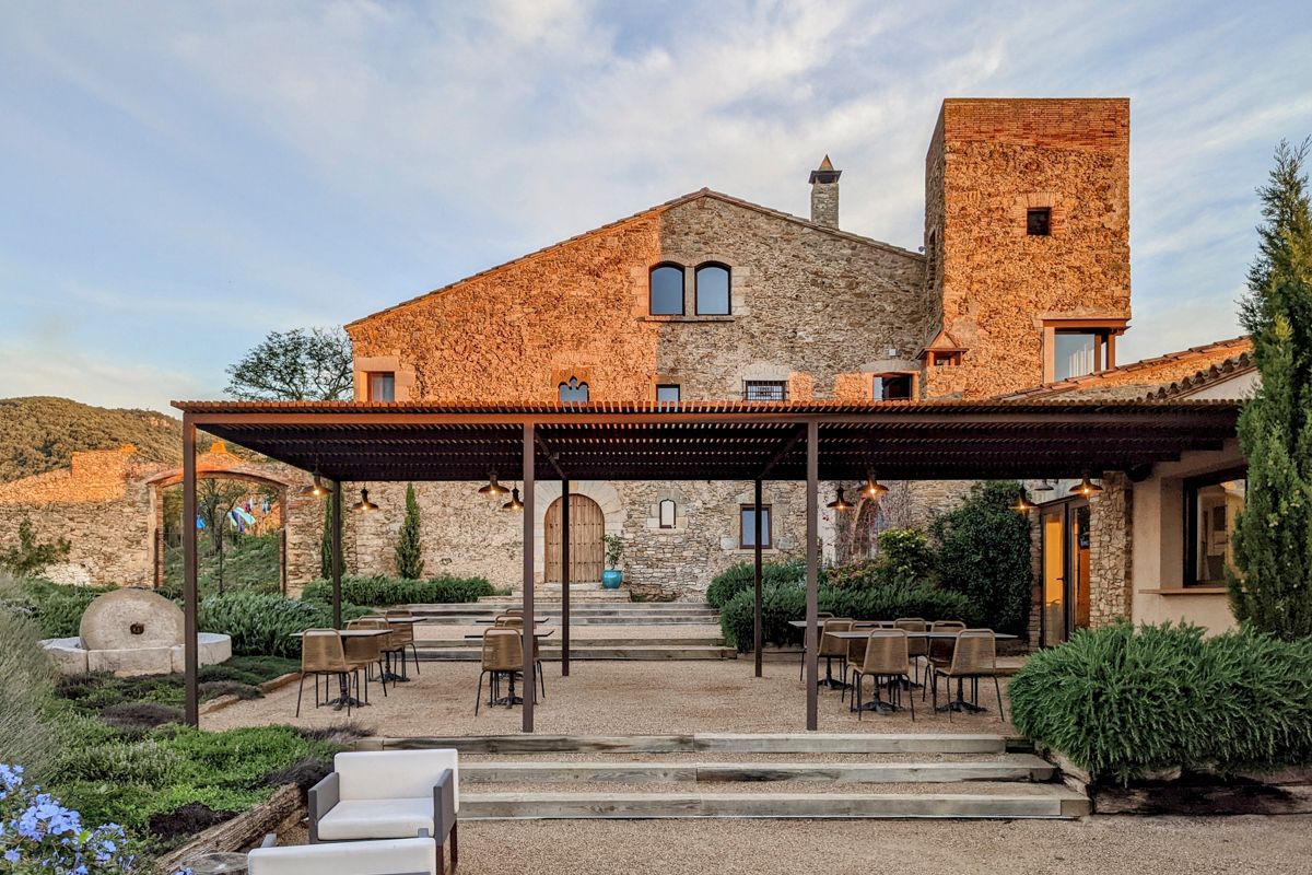 Villa Encinar Vallmanya Montnegre: 6-Bedroom Historic Masia with Heated Pool and Spa in Montneg