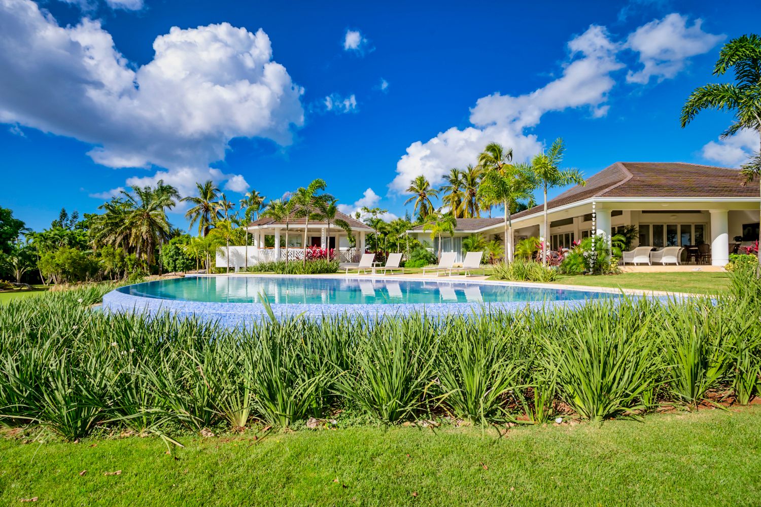 Villa Esmeralda Altos Romana: 7-Bedroom Seaview Villa with Tennis Court & Spa in Casa de C