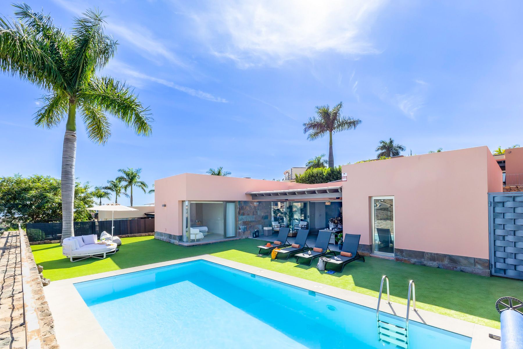 Villa Esmeralda Salobre Maspalomas: 3-Bedroom Villa with Heated Pool and Golf Resort Setting in