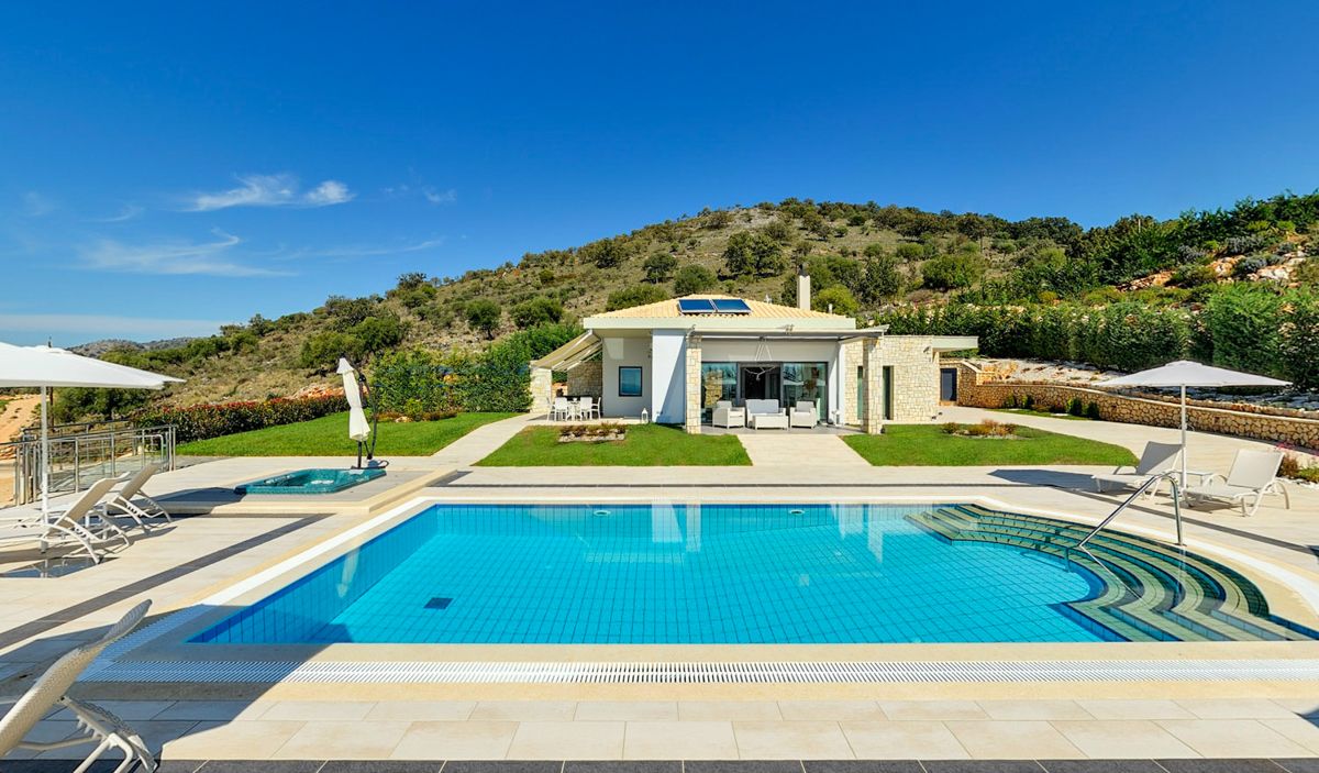 Villa Galázios Mikrí Sivota: 3-Bedroom Seaside Retreat with Stunning Ionian Views in Sivo