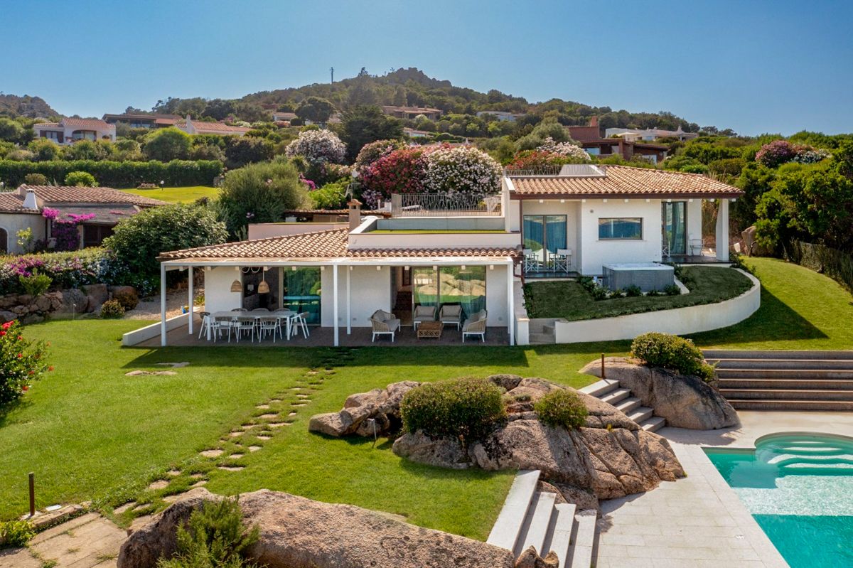 Villa Ginepro Platamona Sassari: 4-Bedroom Sea View Villa with Hot Tub & Spa in Sassari, Sard
