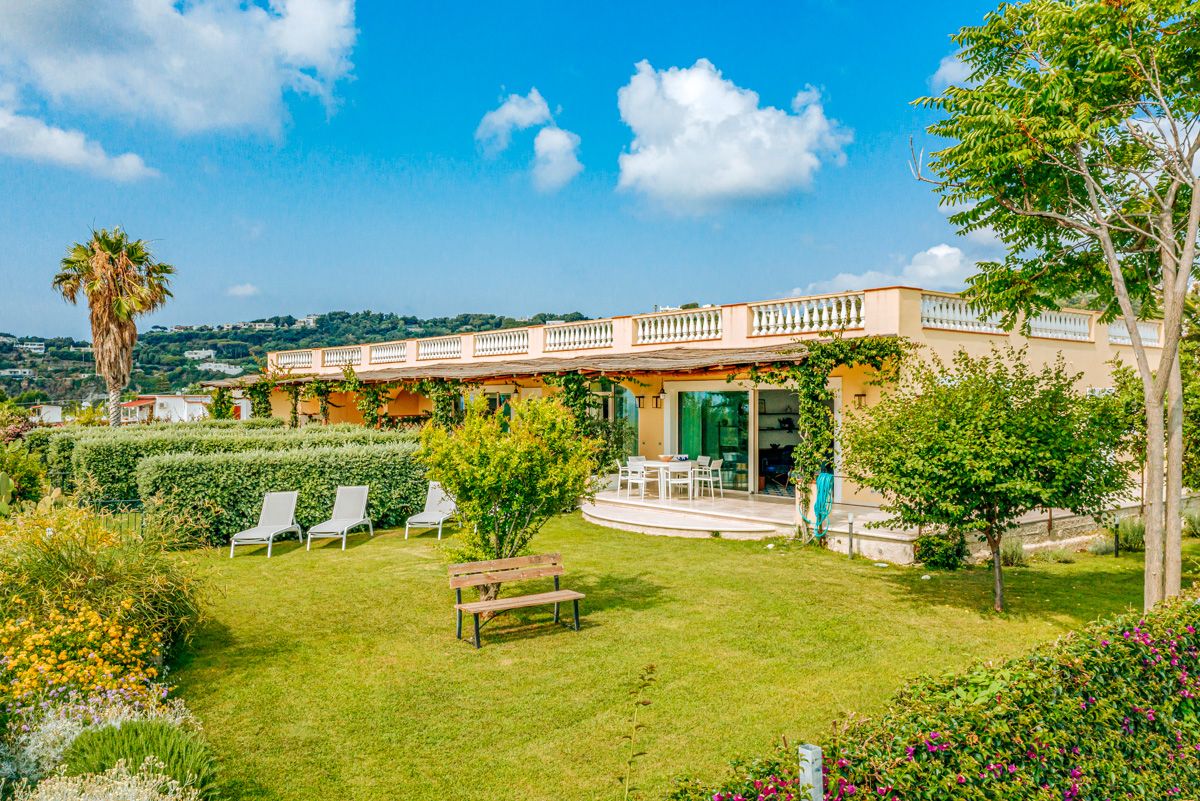 Villa Ginestra Citara Forio: 1-Bedroom Beachfront Villa with Infinity Pool and Hot Tub in