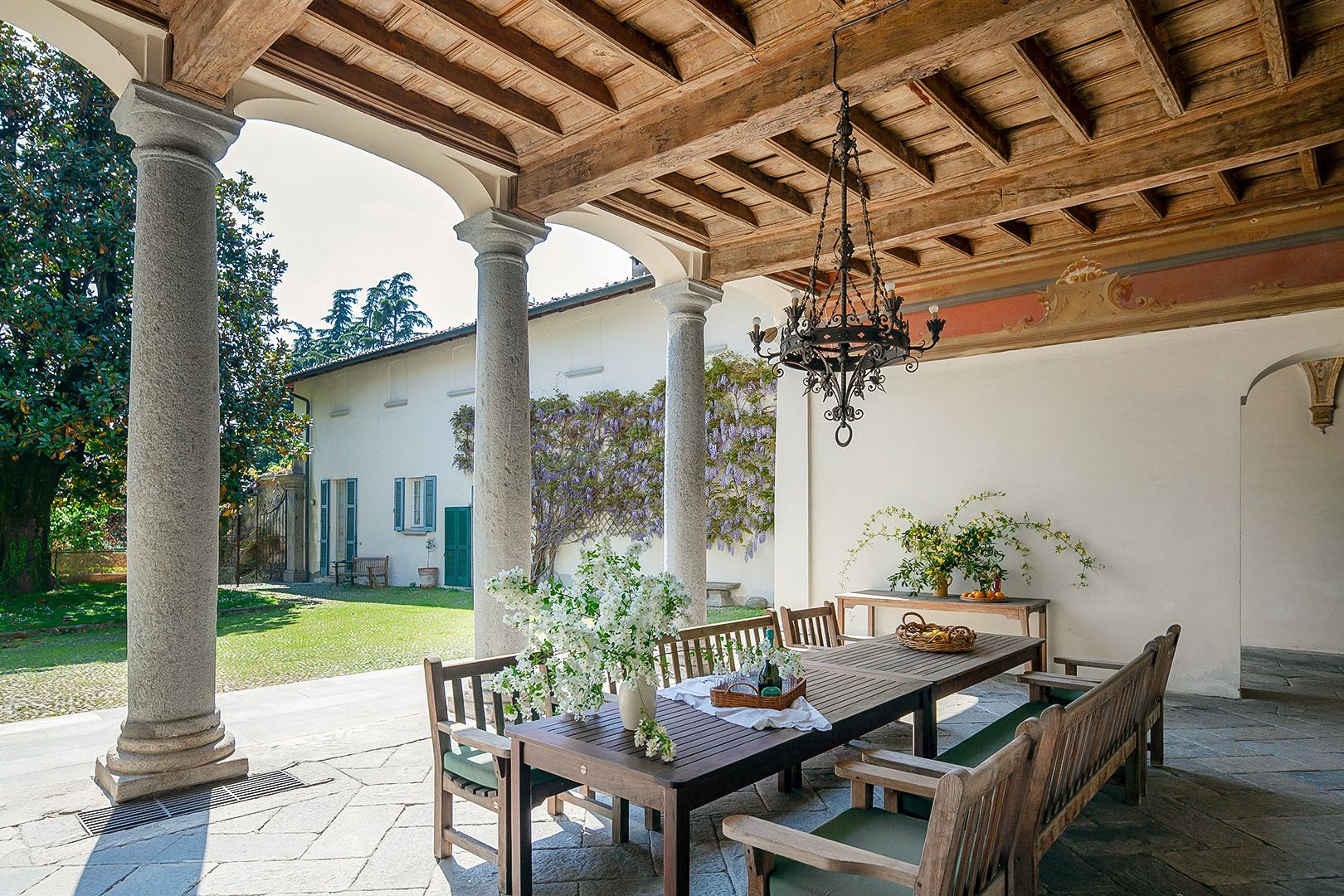 Villa Glicine Sacromonte Varese: 6-Bedroom Renaissance Villa with Spa and Lake Views in Vares