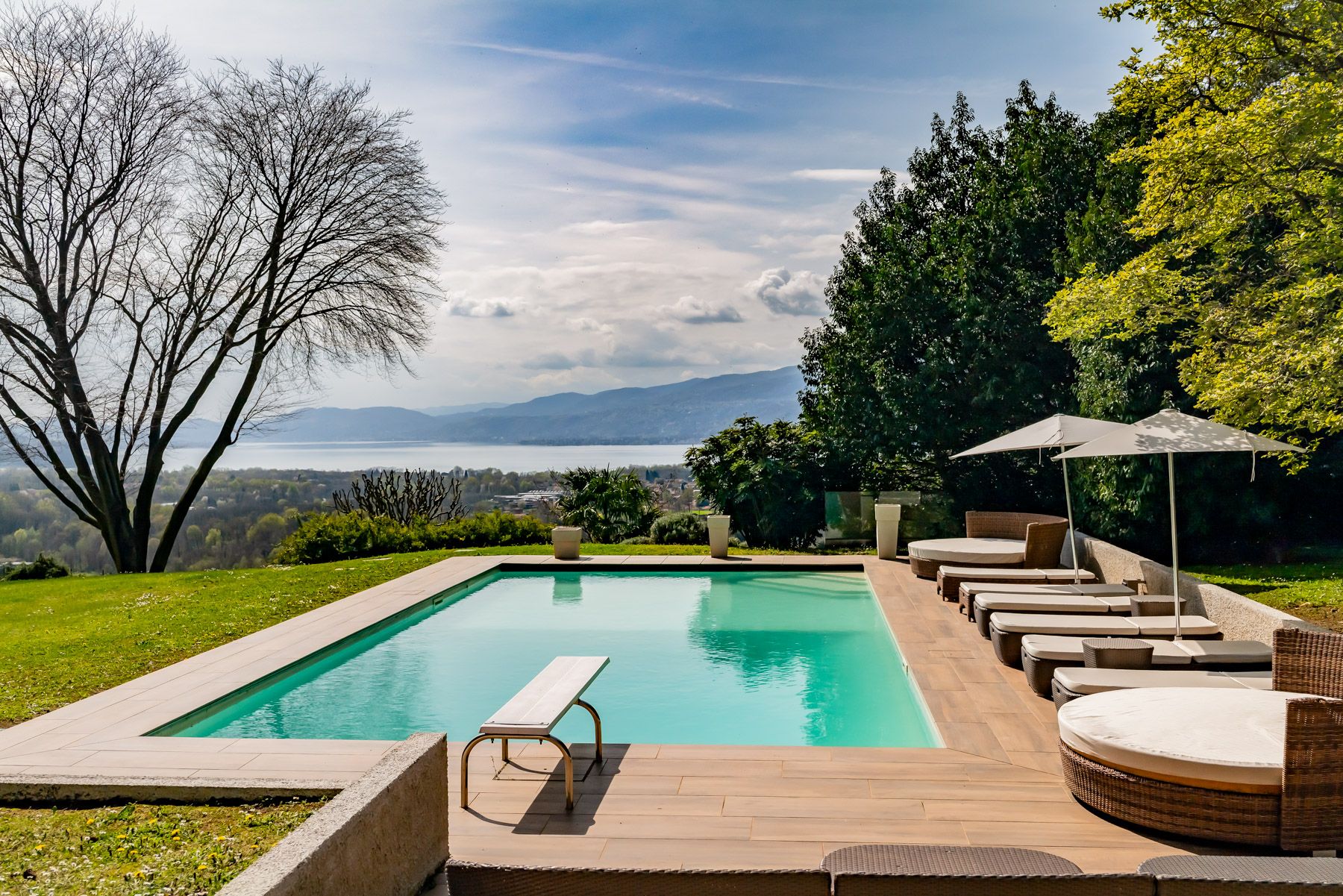 Villa Glicine Schiranna Varese: 6-Bedroom Lakeside Retreat with Spa and Tennis Court on Lake
