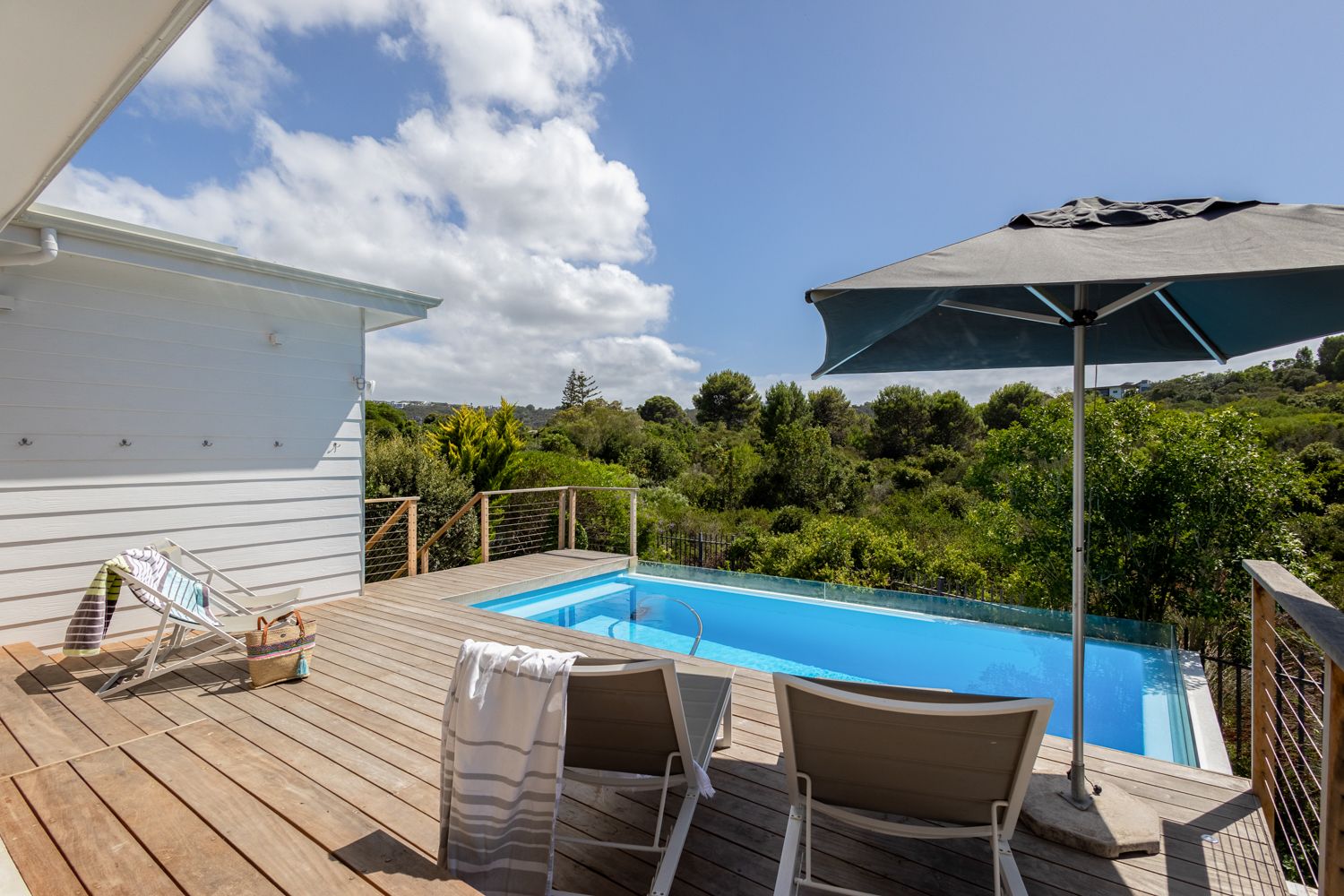 Villa Goudlig Beacon Valley

Wait, let me reconsider the local language context for South Africa. The main local languages include Afrikaans.

Villa Gouelig Constantia Kaapstad

Hm: 6-Bedroom Beachside Retreat with Tennis Court in Plettenberg