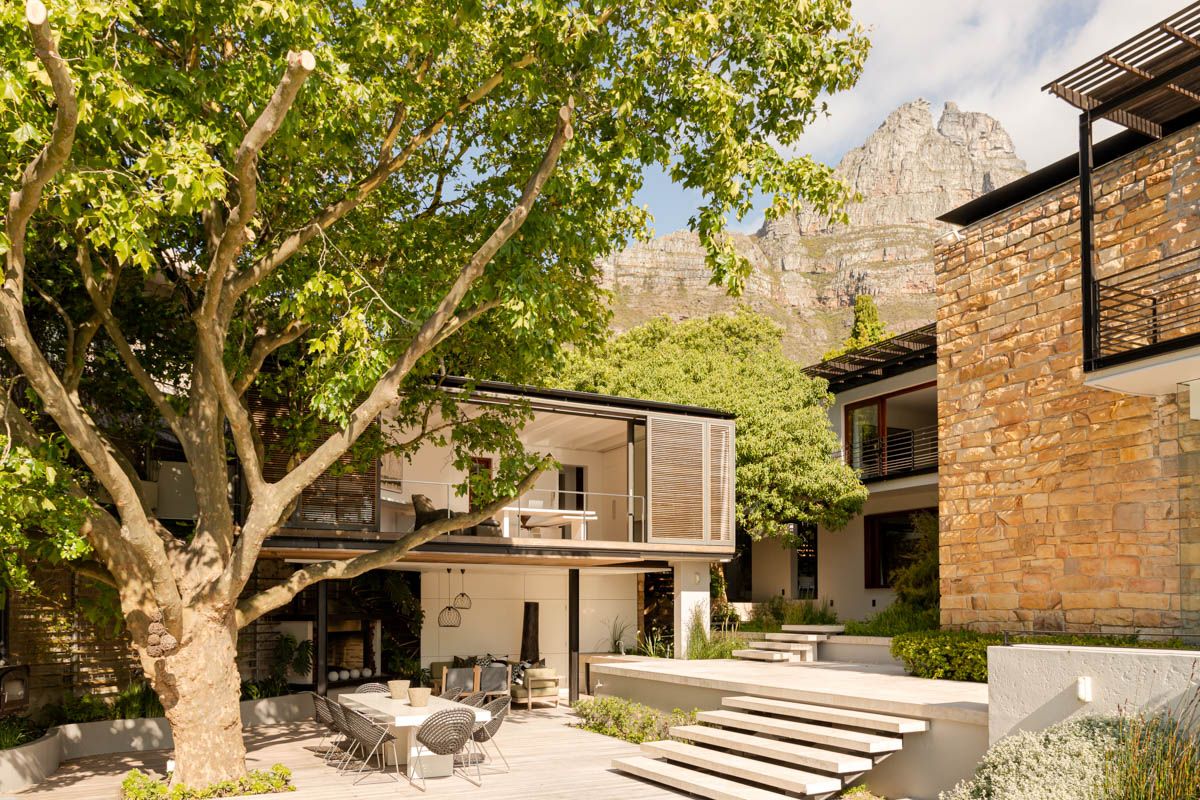 Villa Goudlig Kloof Camps Bay: 5-Bedroom Camps Bay Villa with Heated Pool, Mountain Views &