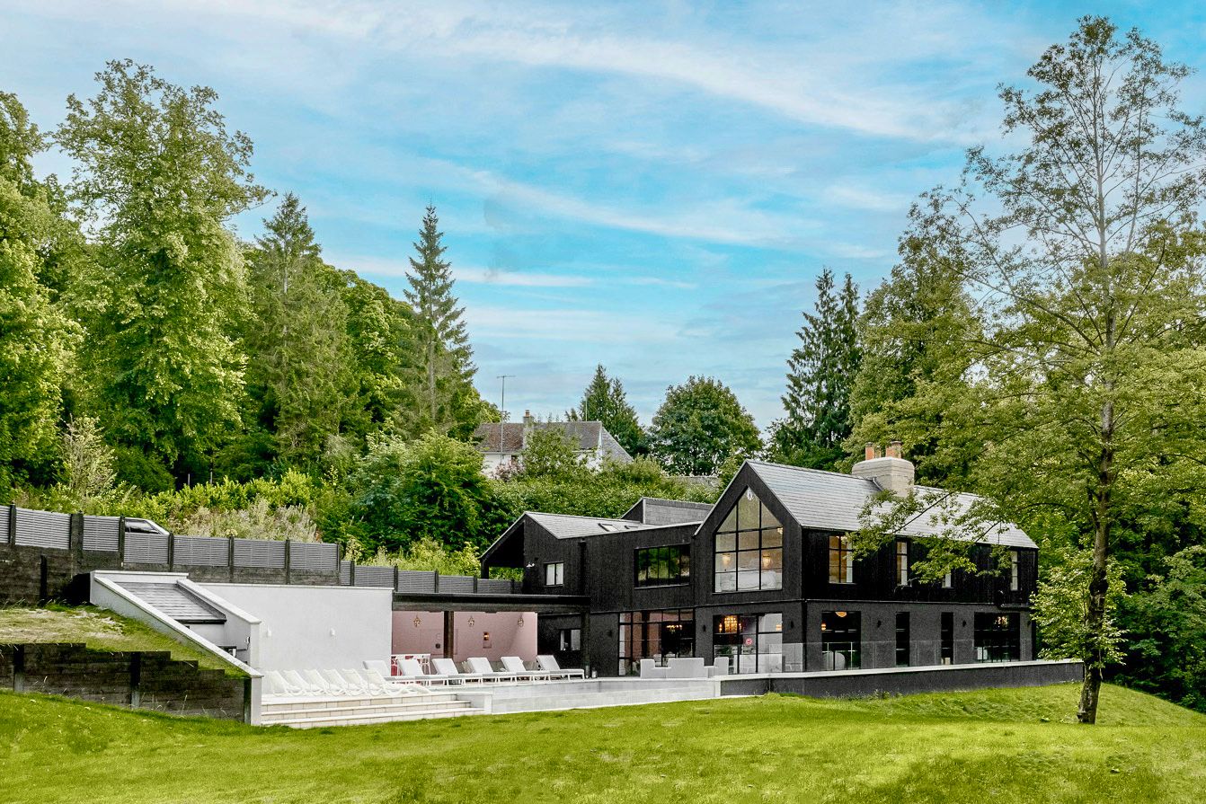 Villa Honeyvale Bliss Chipping Norton

Wait, let me reconsider. Since this is in Britain, English is the local language. Let me craft a proper name.

Villa Goldenstone Salford: 7-Bedroom Villa with Heated Pool, Sauna & Gym in the Cotswol