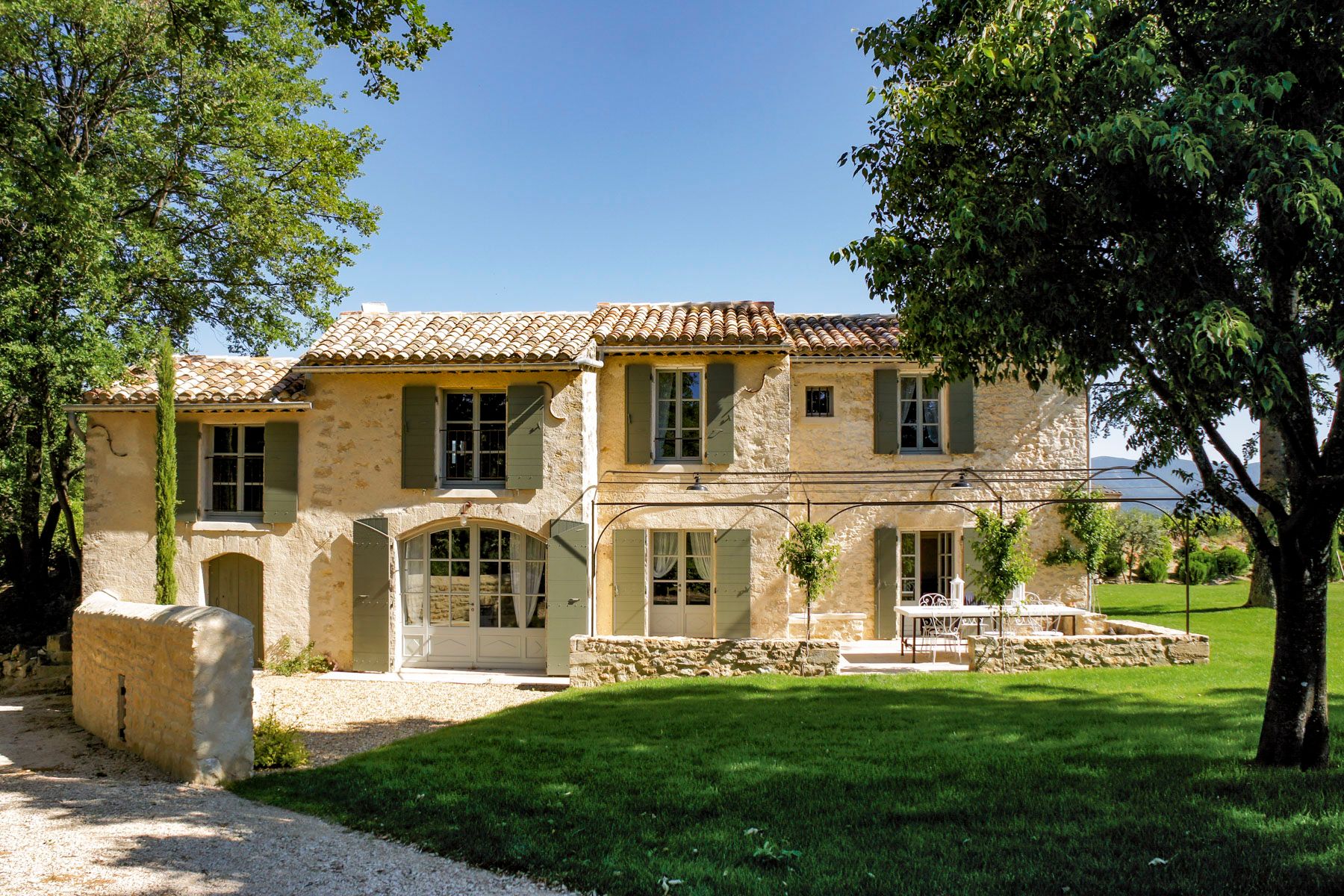 Villa Lavande Ridaure Ansouis: 3 Bedroom Farmhouse with Heated Pool and Luberon Mountain Vi