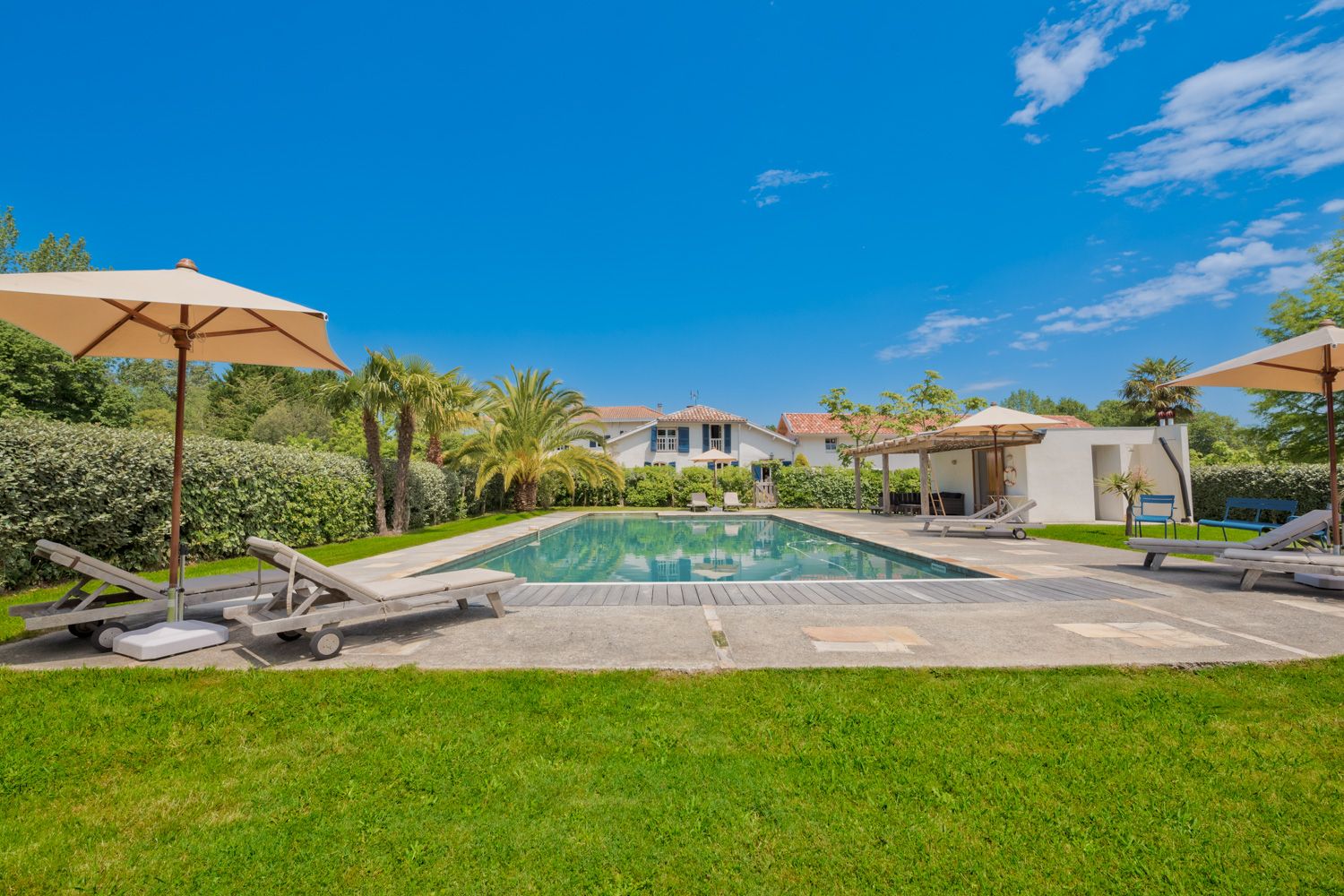 Villa Lumière Adour Aquitaine: 10-Bedroom Villa with Heated Pool, Tennis Court & Spa in Aqu