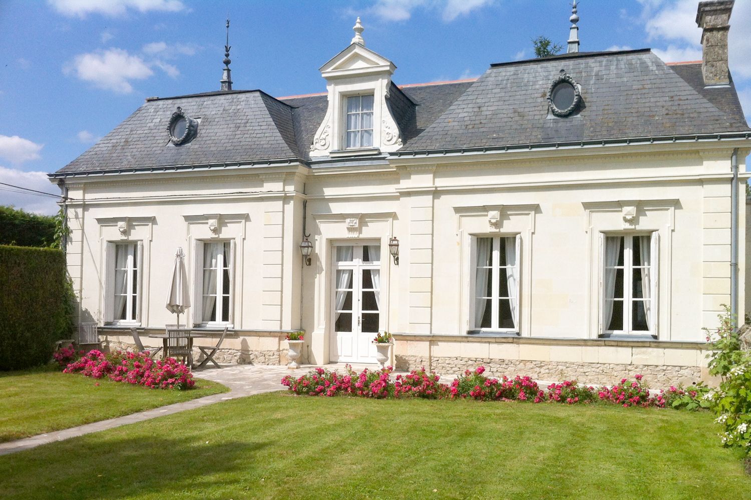 Villa Lumière Jumelles Provence: 3-Bedroom Villa with Private Pool and Spa in Loire Valley, F