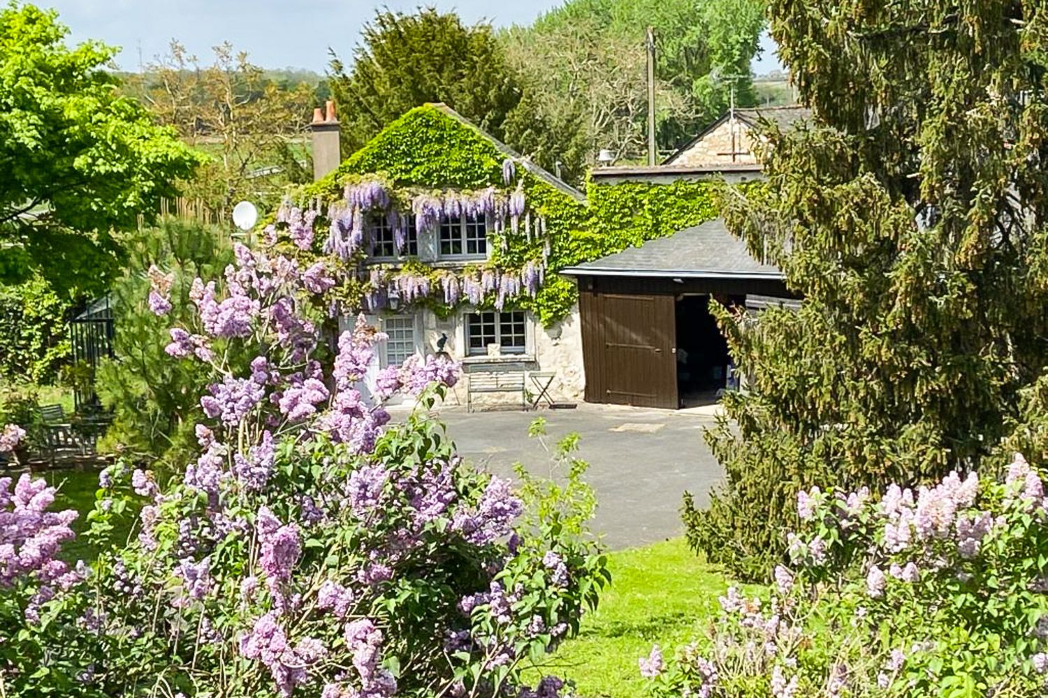 Villa Lumière Montmartre Paris: 1-Bedroom Historic Stone Villa with Heated Pool in Loire Val