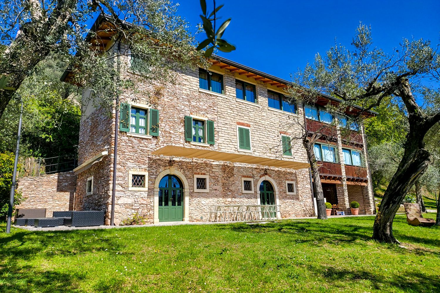 Villa Luminosa Toscolano Brescia: 8-Bedroom Lakeside Estate with Private Pool, Spa & Tennis Co