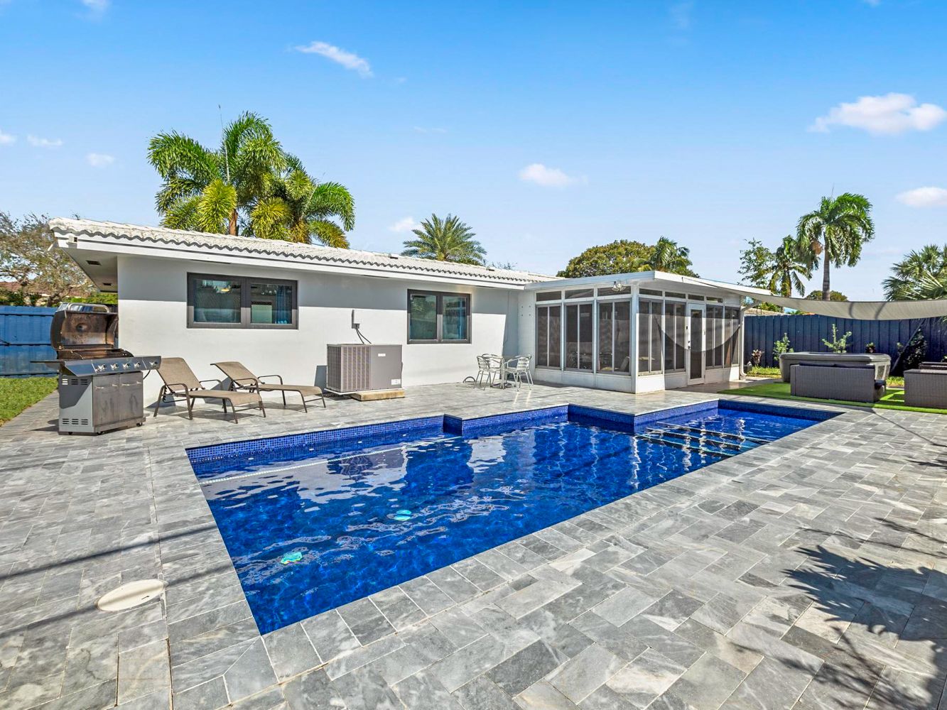 Villa Magnolia Riverwalk Lauderdale: 2-Bedroom Villa with Heated Pool & Hot Tub in Fort Lauderdal