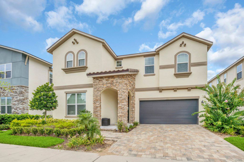 Villa Magnolia Solara Kissimmee: 9-Bedroom Resort Villa with Pool Access in Kissimmee, FL – S