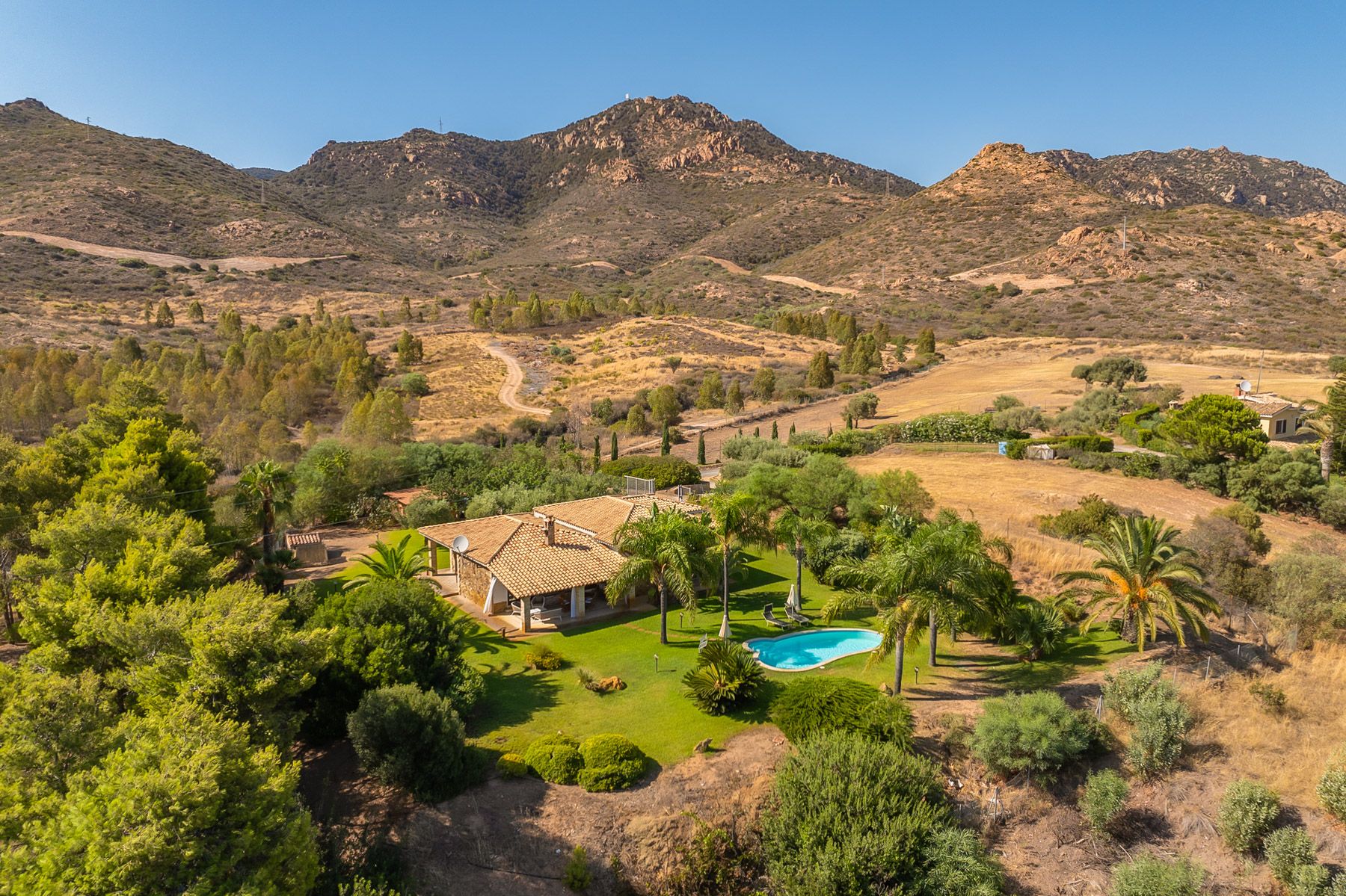 Villa Mirto Poetto Cagliari: 3-Bedroom Villa with Spa & Mediterranean Gardens in Southern