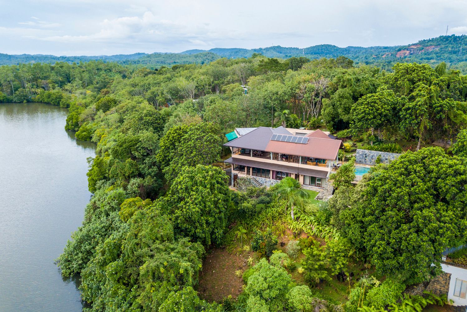 Villa Muwarama Galle Lanka: 4-Bedroom Lakeside Retreat with Pool and Spa on Sri Lanka’s