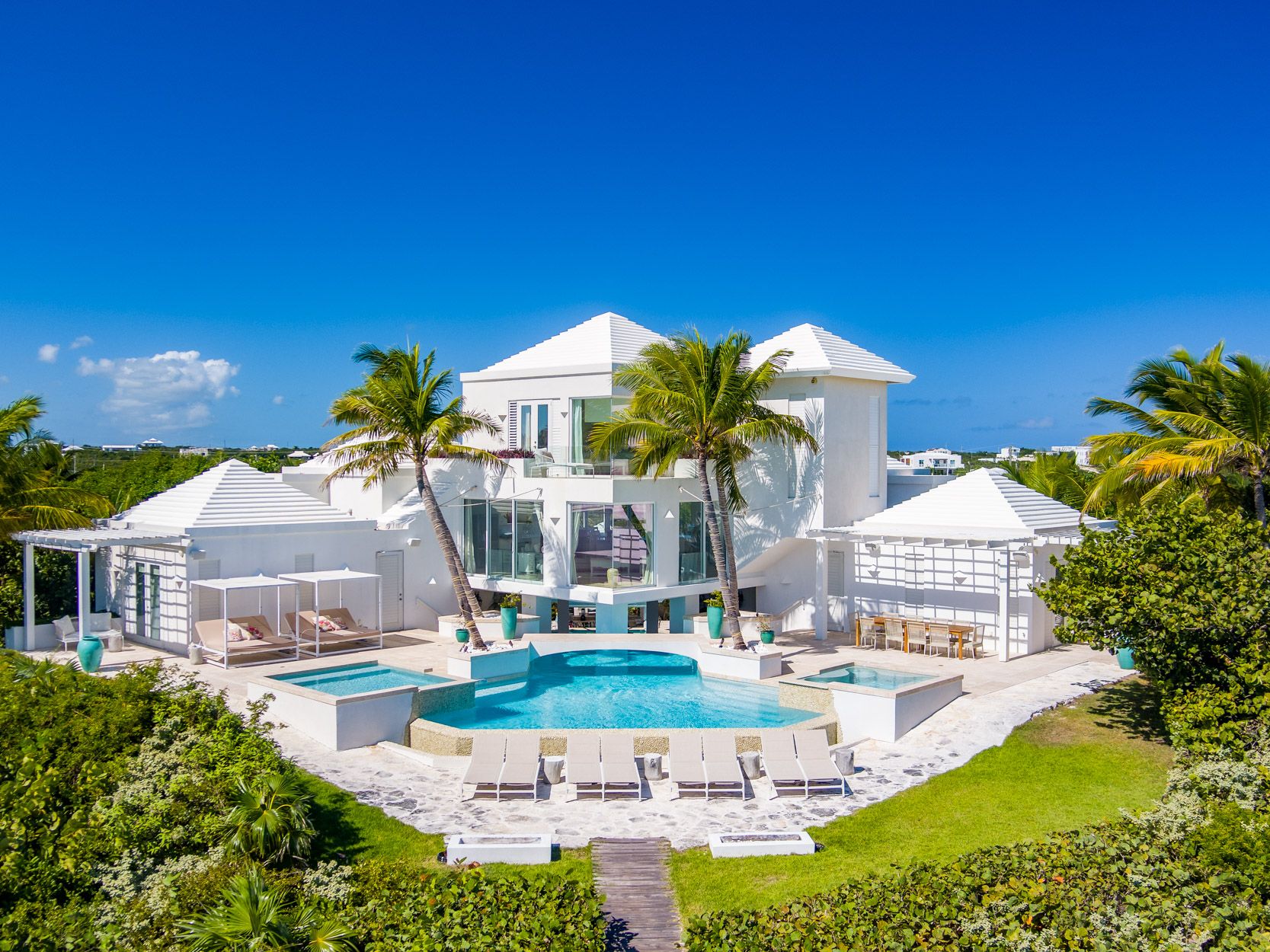 Villa Nacre Admiralty Caribbean: 8 Bedroom Beachfront Villa with Private Pool and Gym in Cari